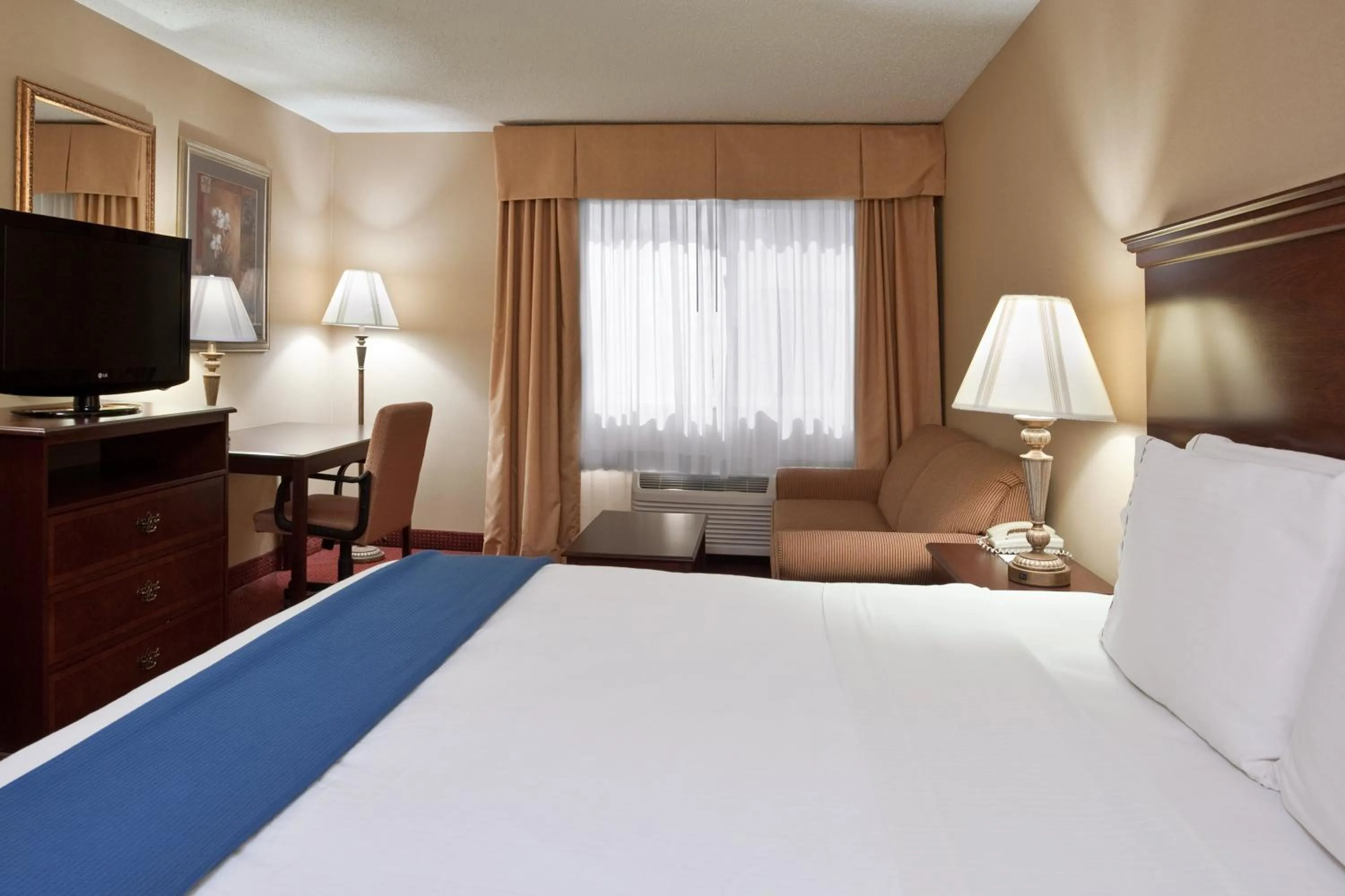 Photo of the whole room, Bed in Holiday Inn Express Mt. Vernon by IHG