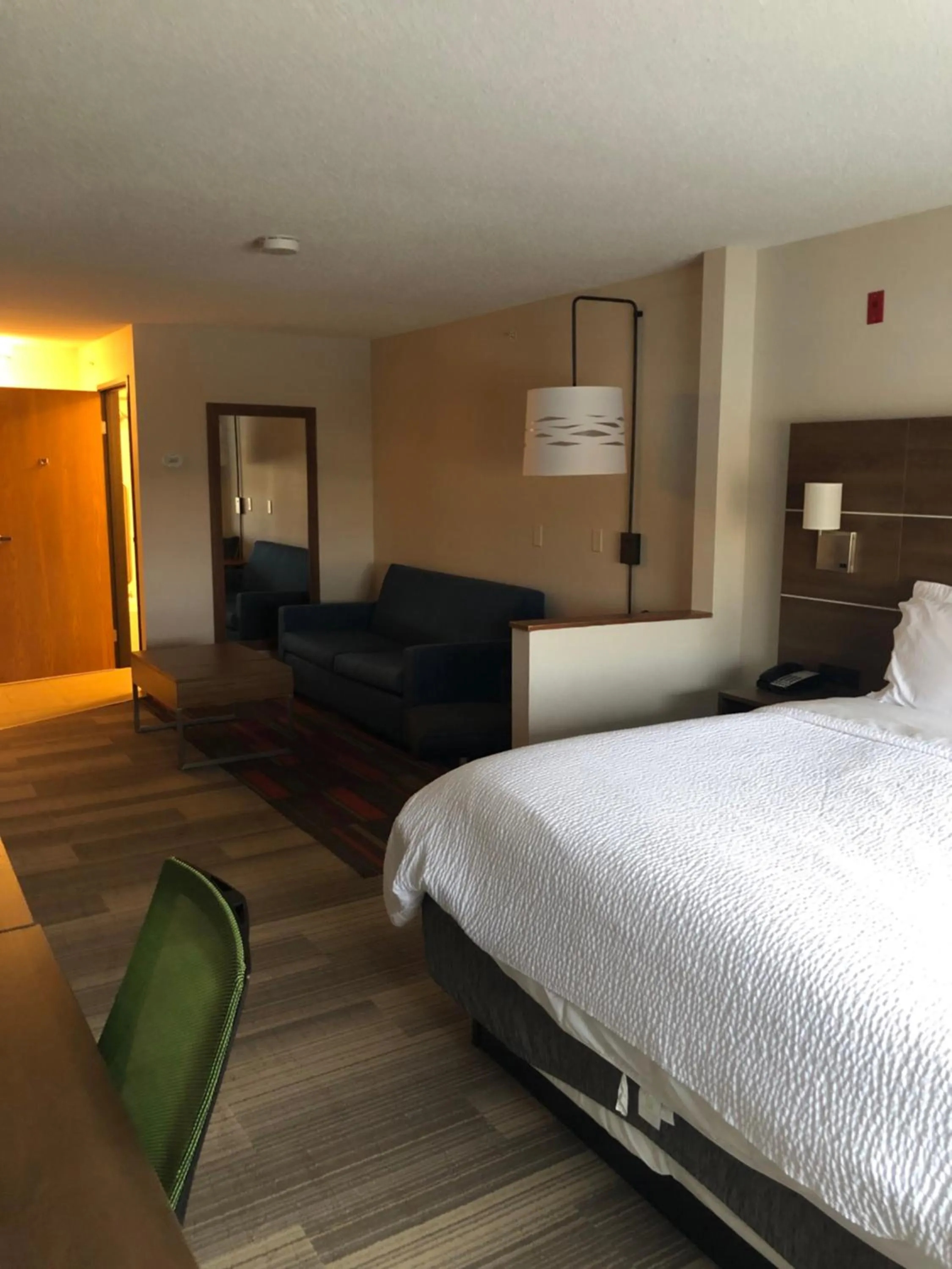 Bed in Holiday Inn Express Mt. Vernon by IHG