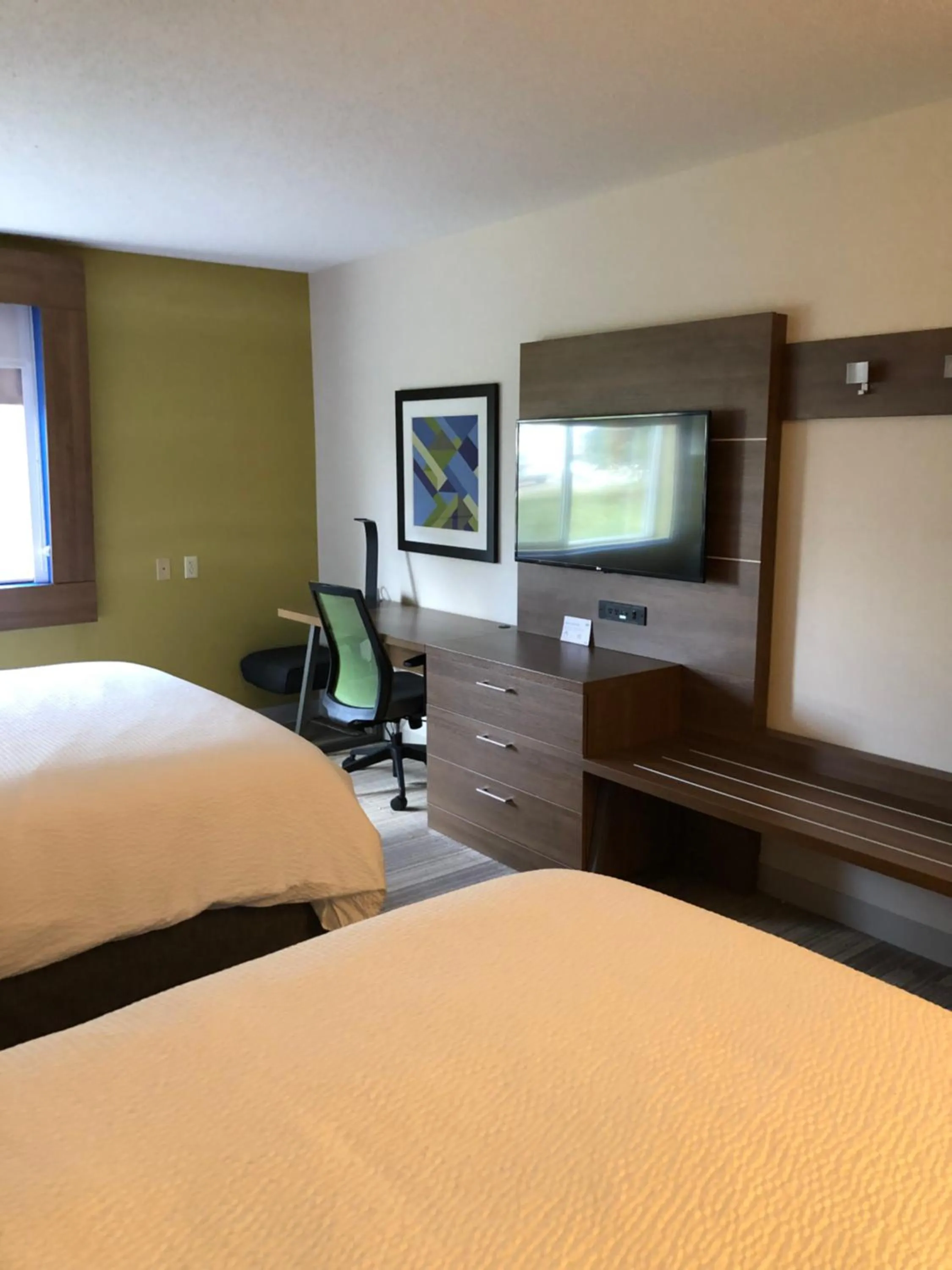 Photo of the whole room, Bed in Holiday Inn Express Mt. Vernon by IHG