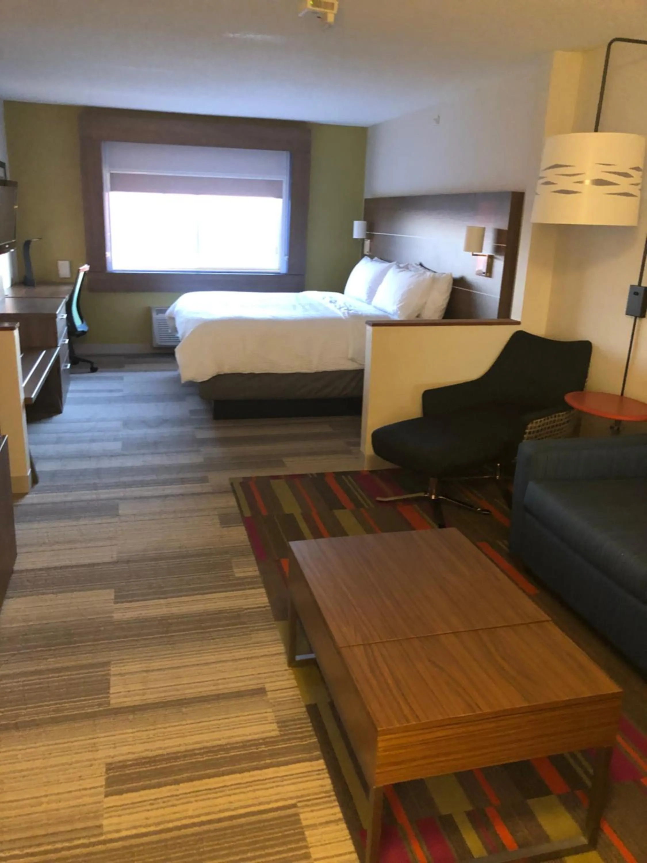 Photo of the whole room, Bed in Holiday Inn Express Mt. Vernon by IHG