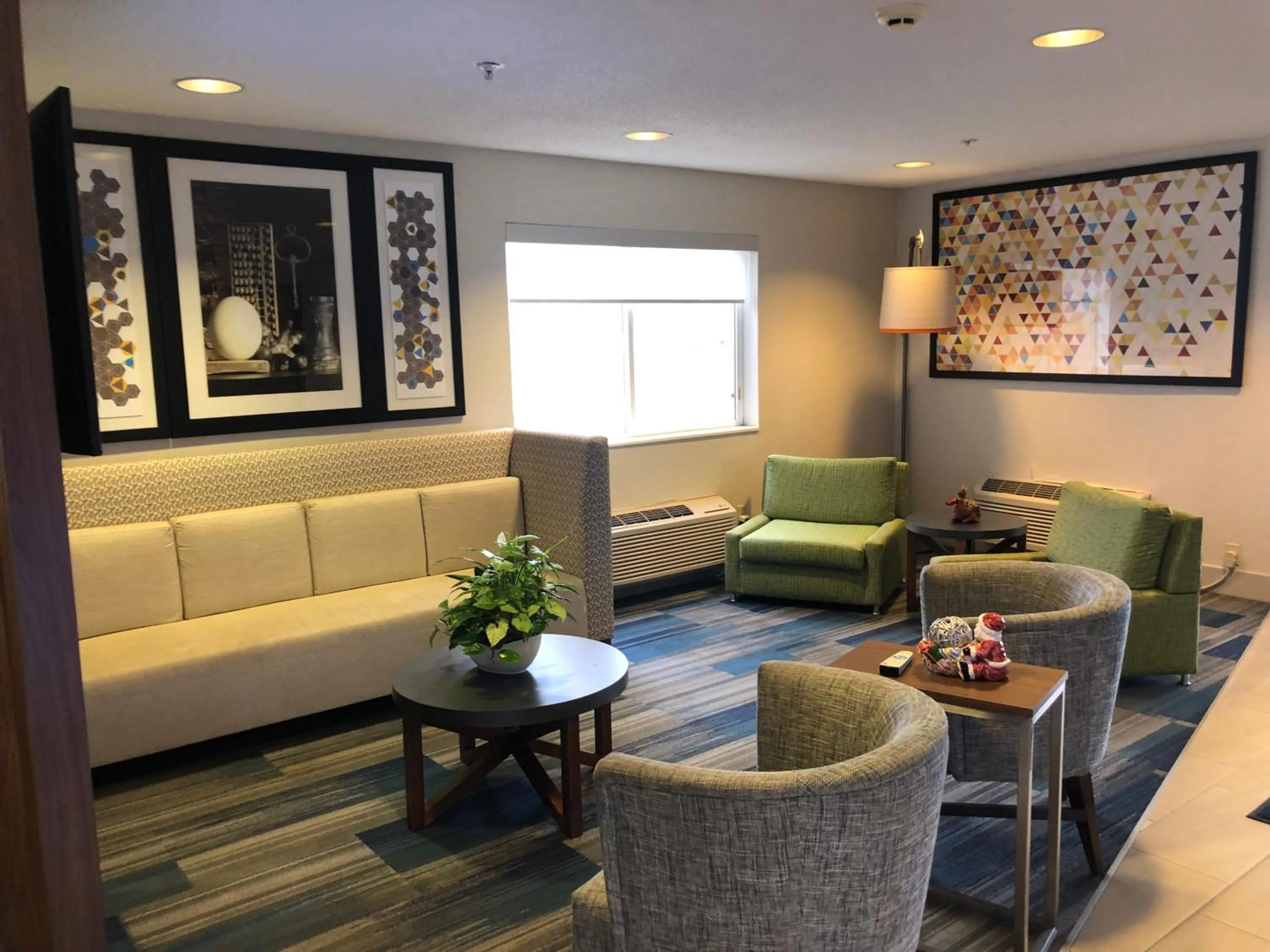Seating area in Holiday Inn Express Mt. Vernon by IHG