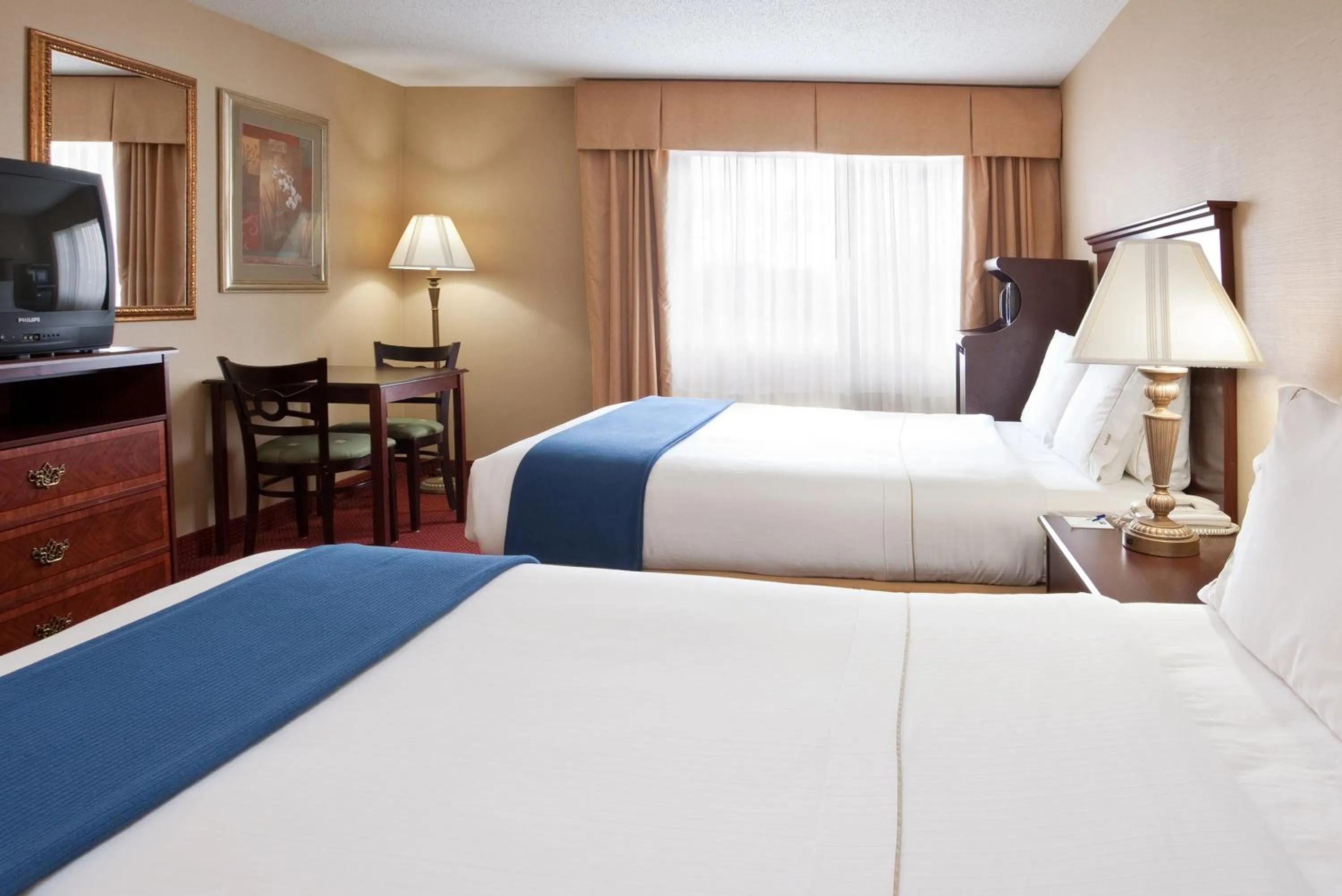 Photo of the whole room, Bed in Holiday Inn Express Mt. Vernon by IHG