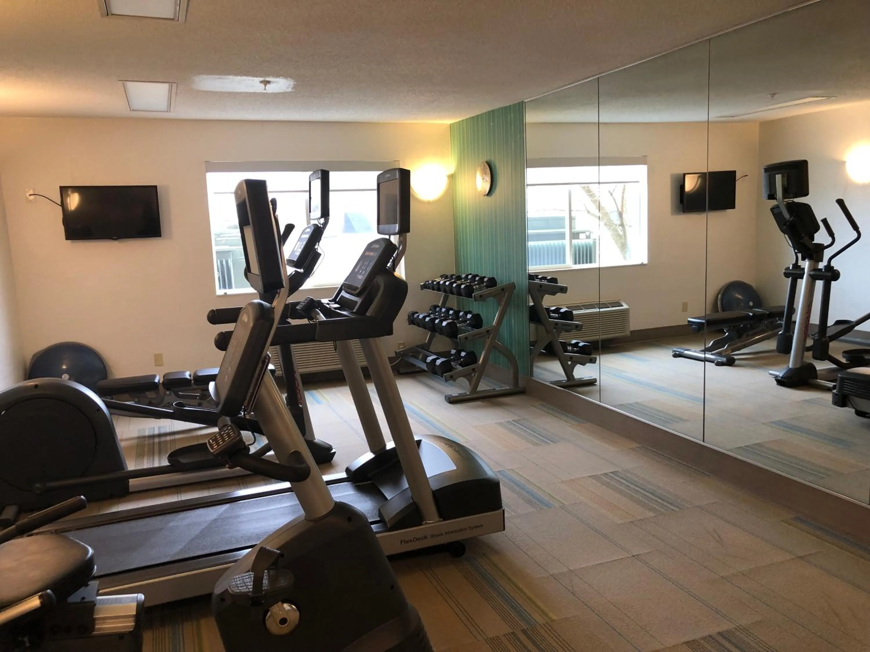 Fitness centre/facilities in Holiday Inn Express Mt. Vernon by IHG
