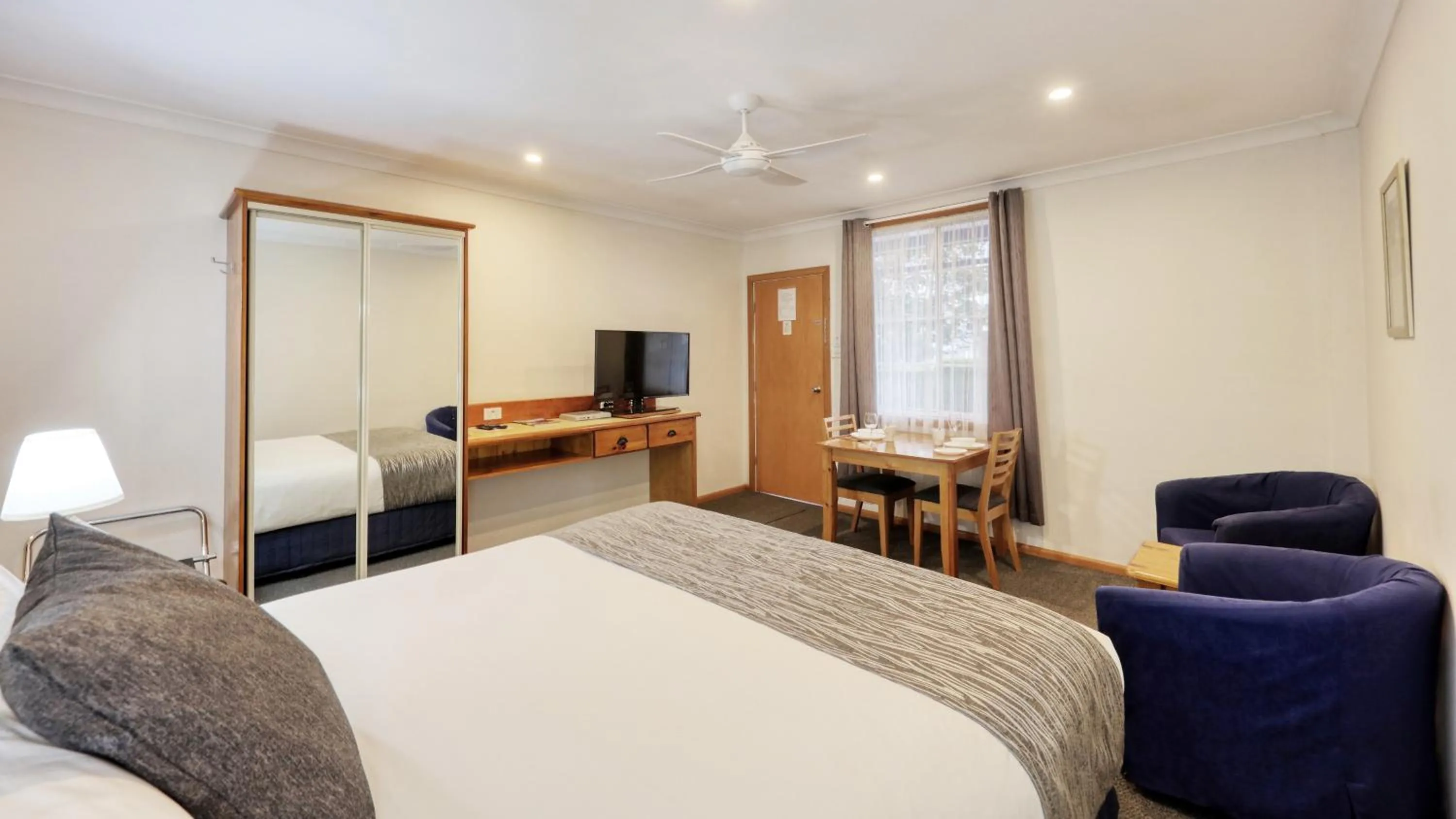 Photo of the whole room, Bed in Colonial Motel & Apartments