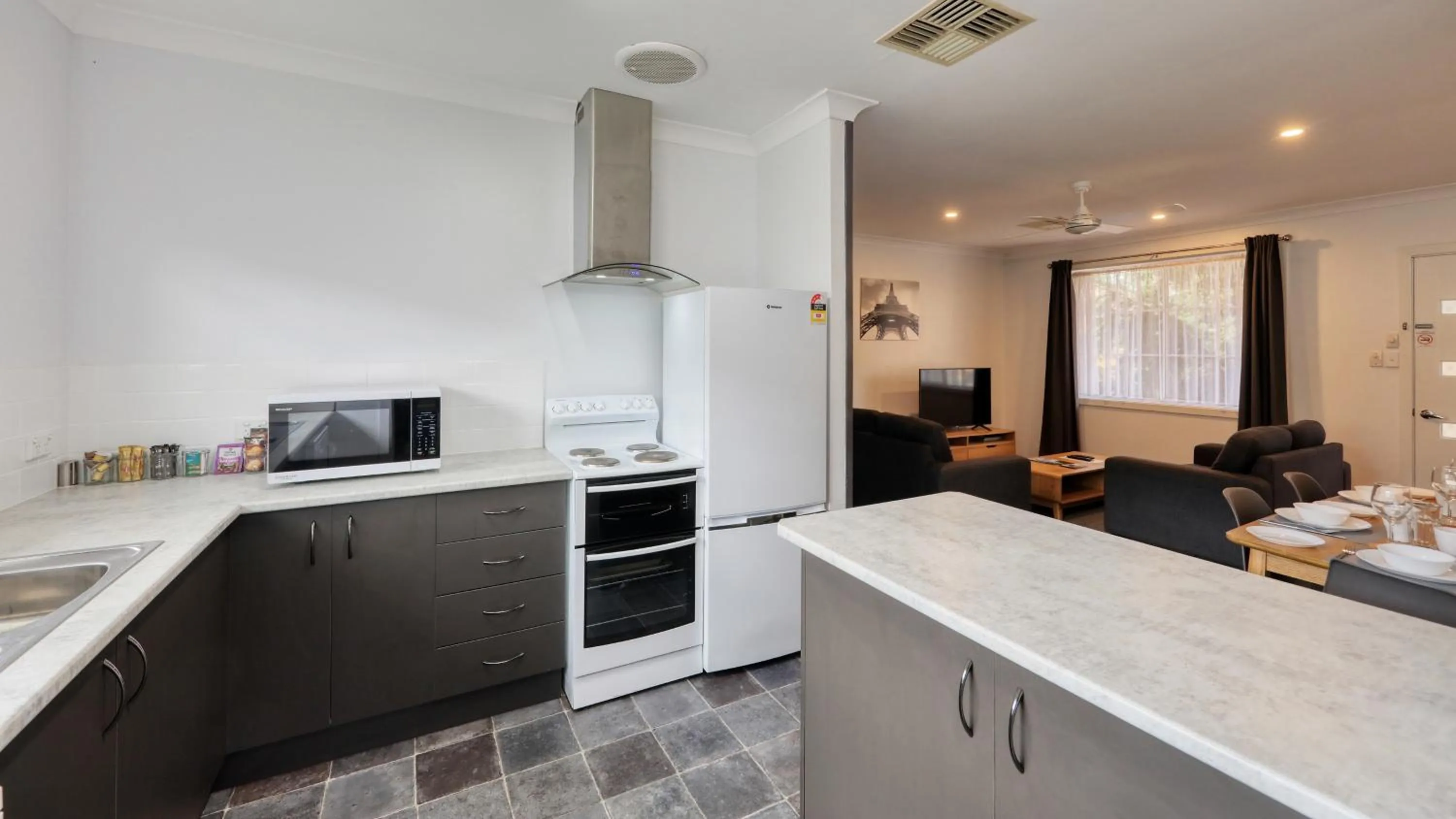 TV and multimedia in Colonial Motel & Apartments