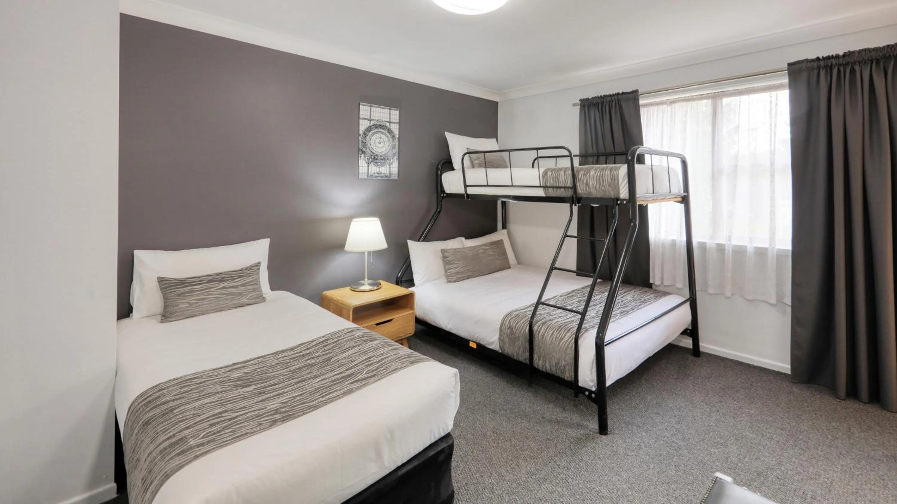 Bedroom, Bed in Colonial Motel & Apartments