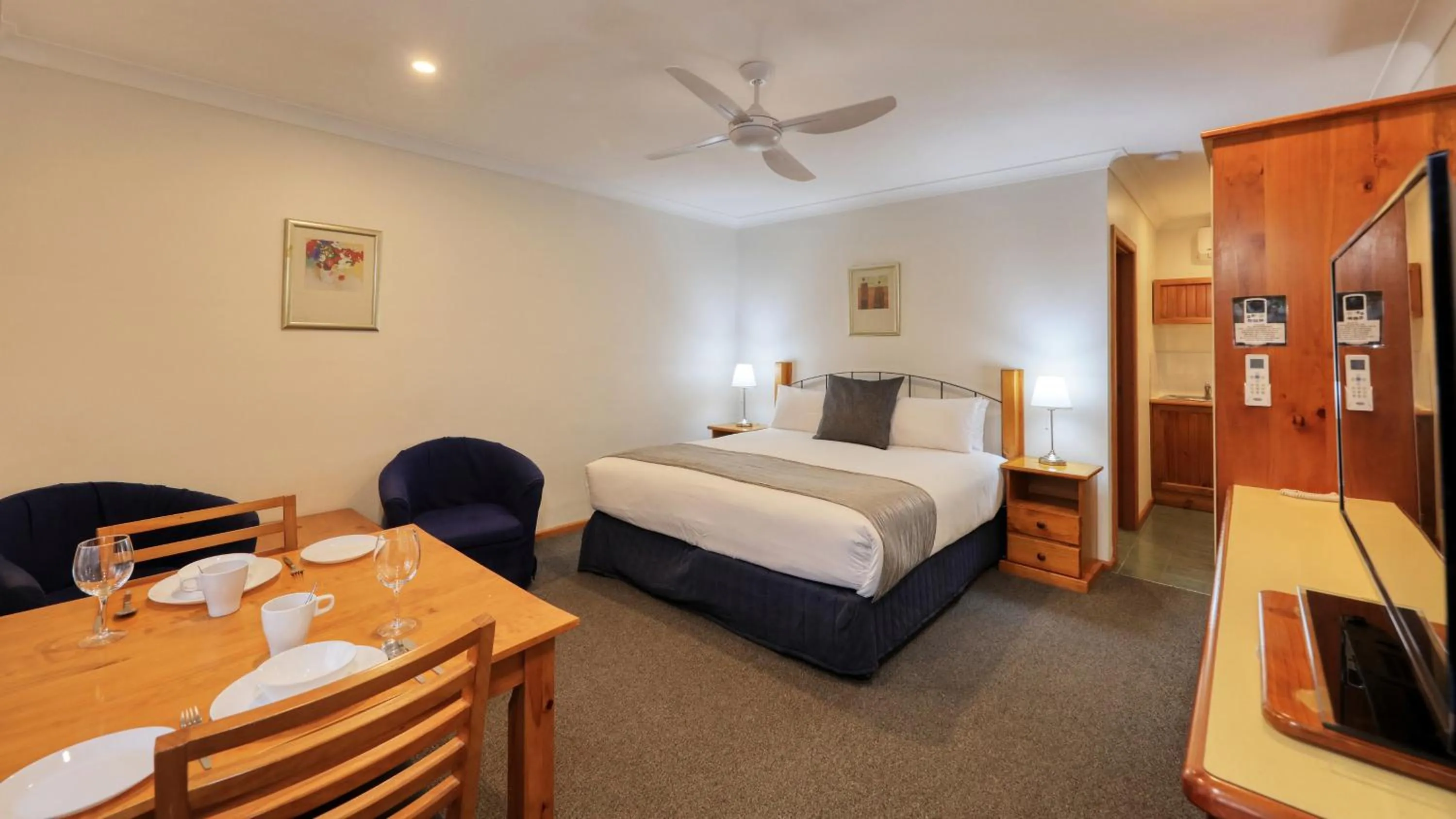 Photo of the whole room, Bed in Colonial Motel & Apartments