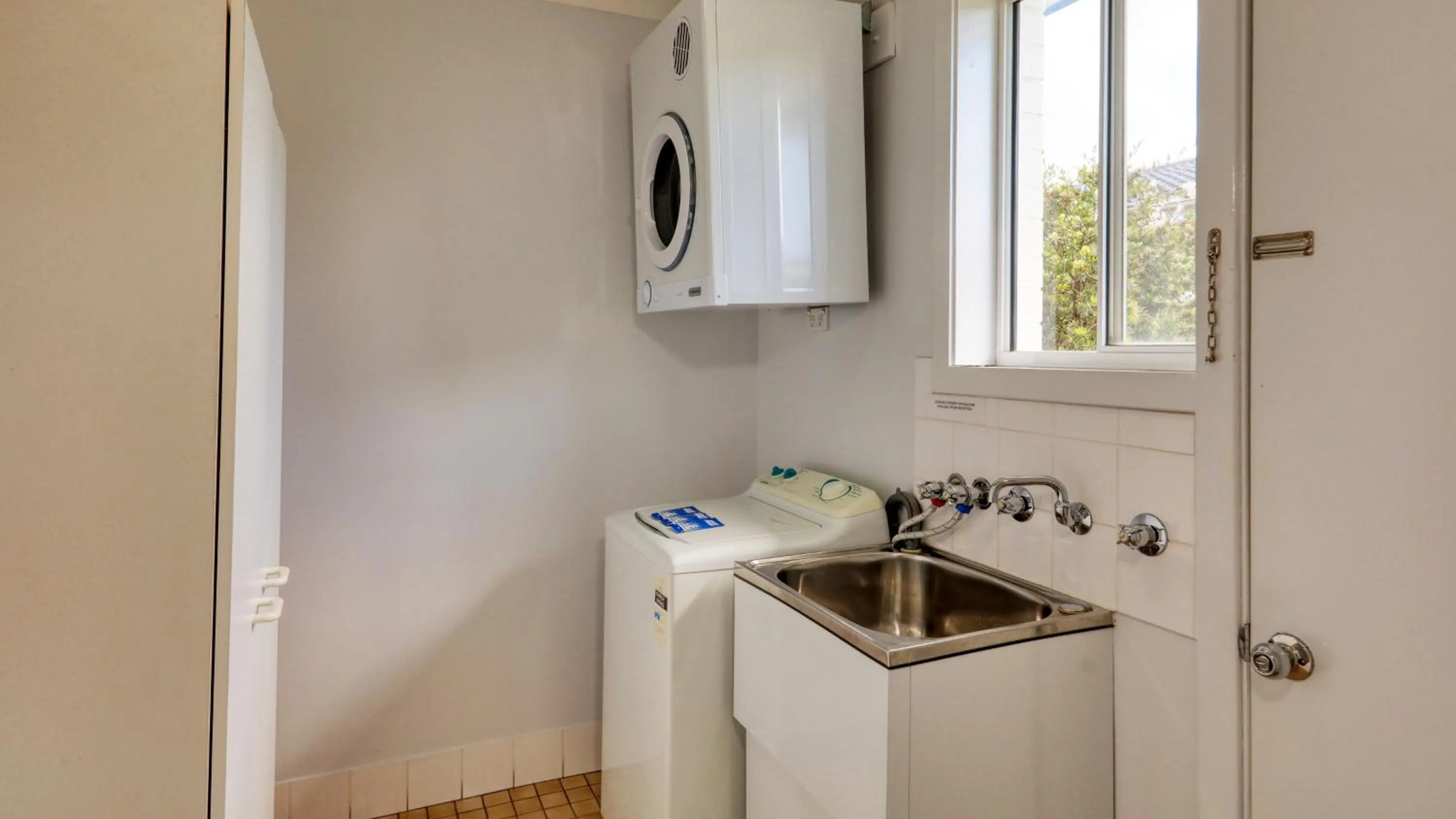 laundry in Colonial Motel & Apartments