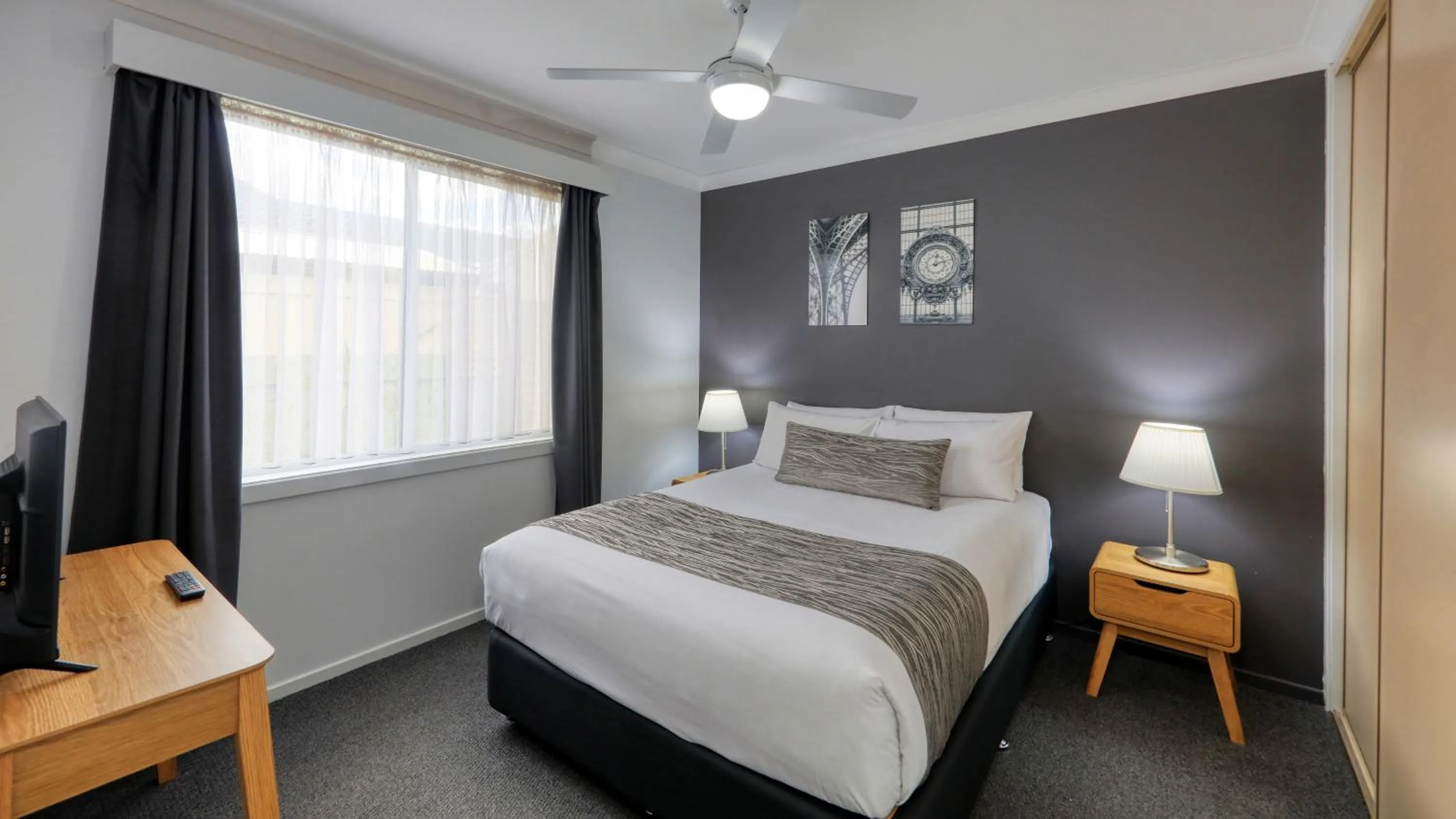 Bedroom, Bed in Colonial Motel & Apartments