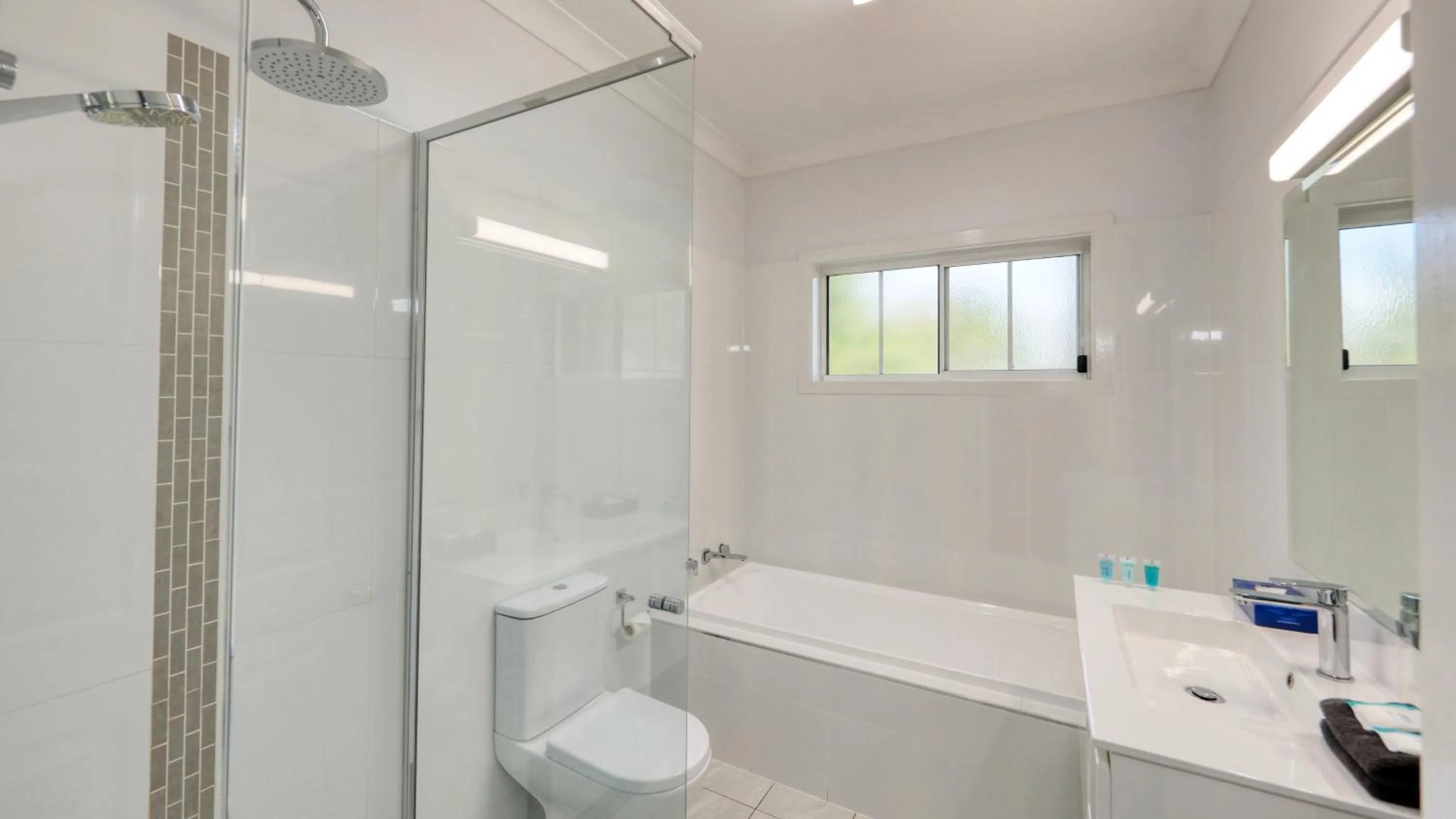 Shower in Colonial Motel & Apartments