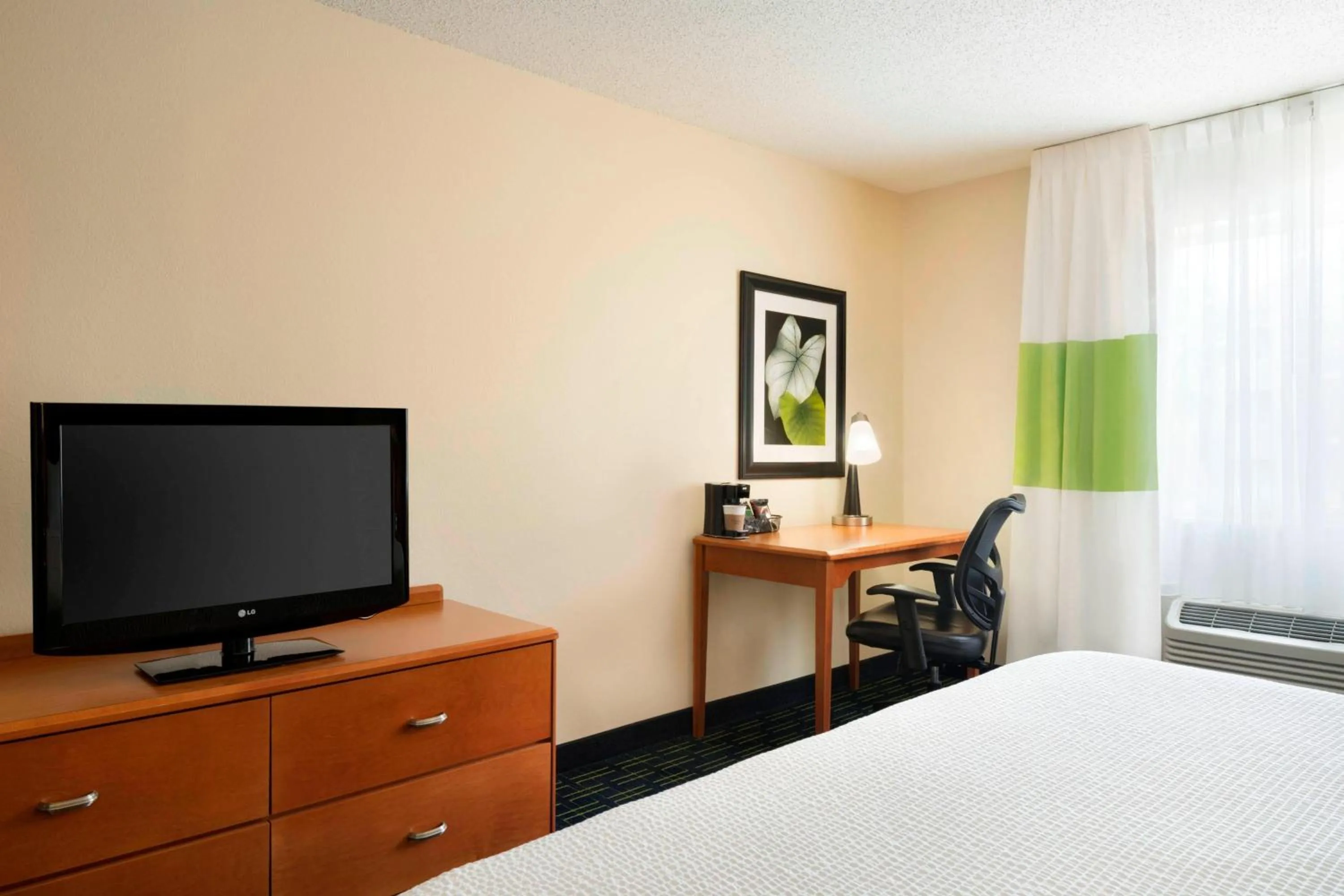 Photo of the whole room, Bed in Fairfield Inn & Suites by Marriott Champaign
