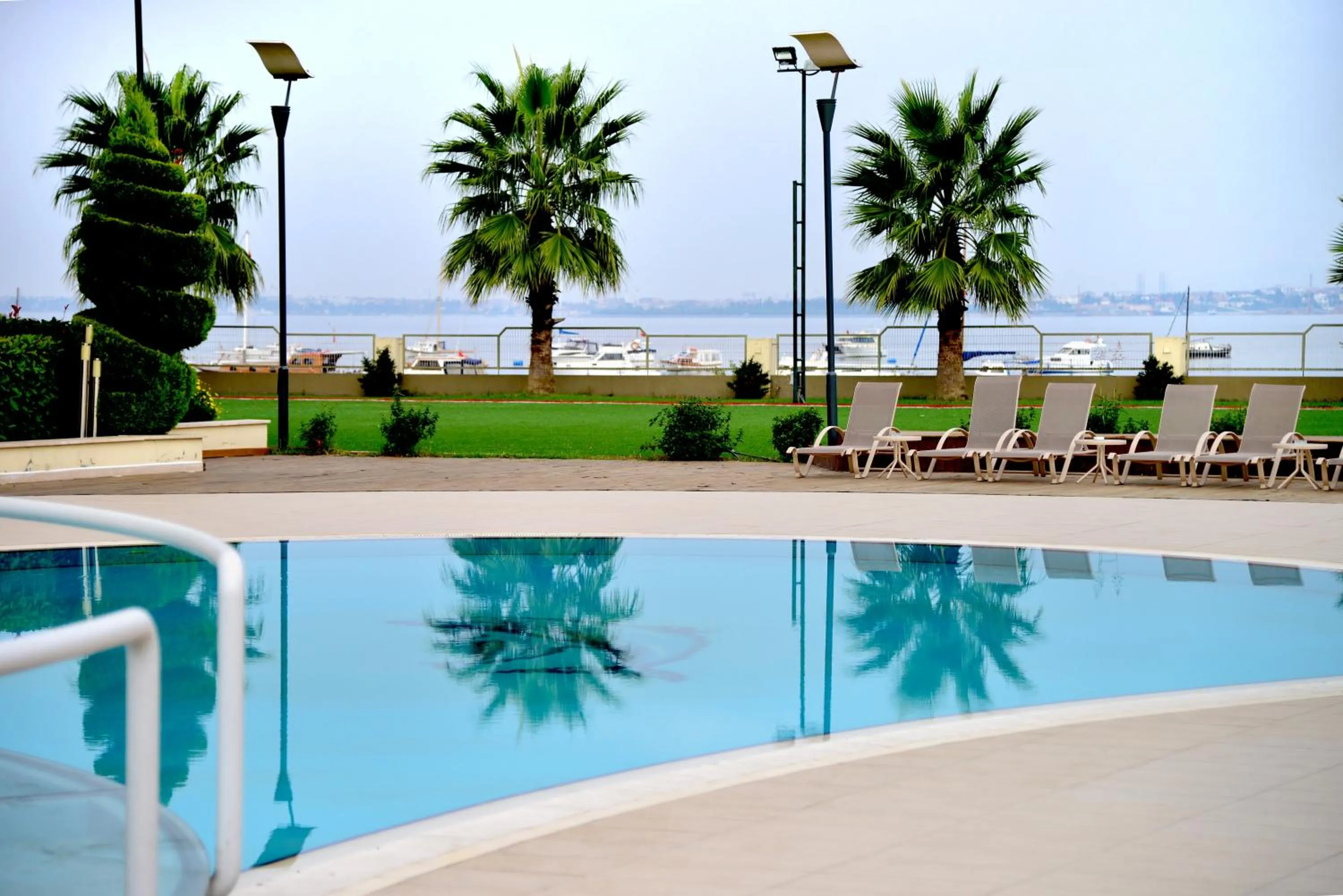 Swimming pool in Hotel Hegsagone Marine Asia