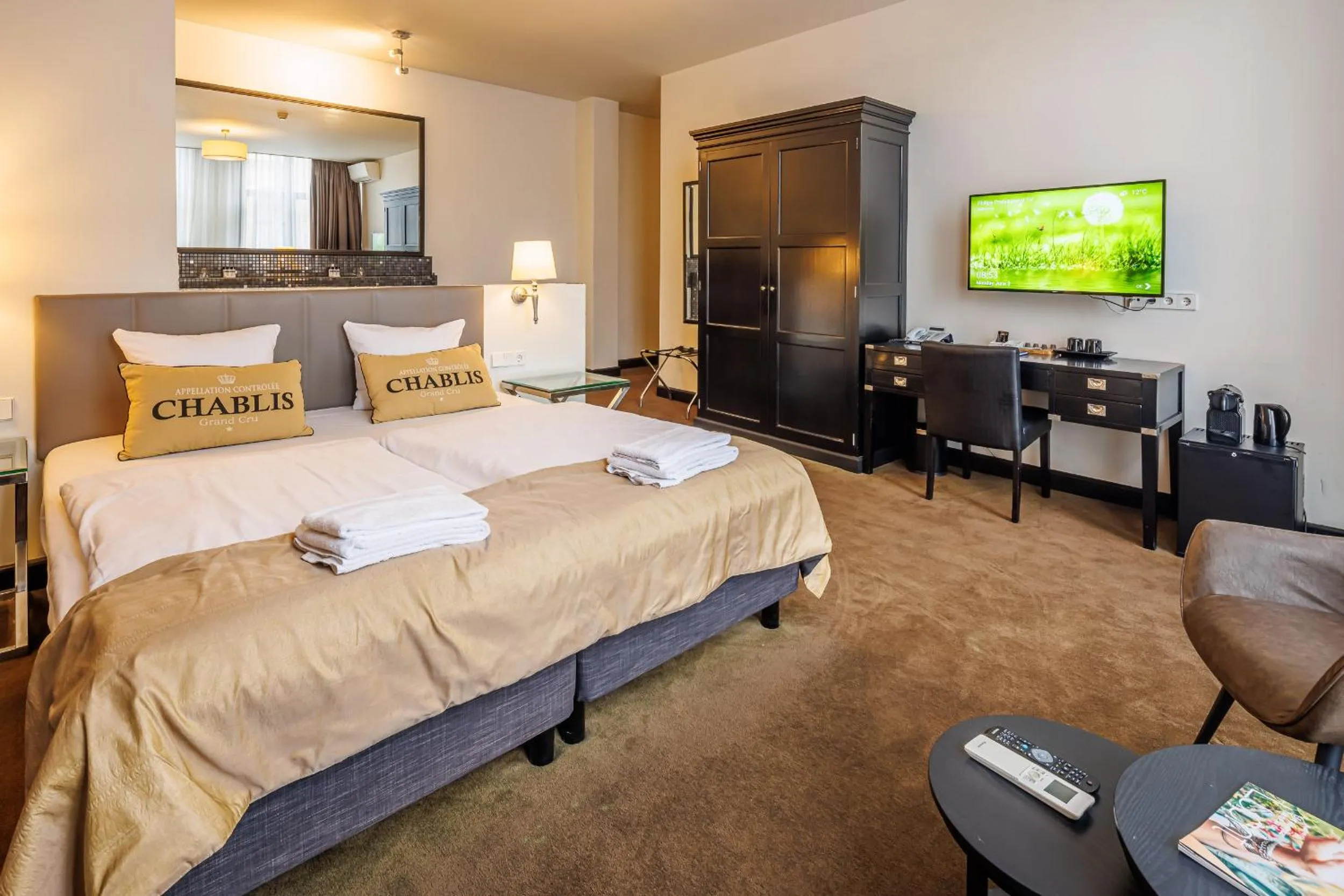 Communal lounge/ TV room, Bed in Grand Hotel Alkmaar