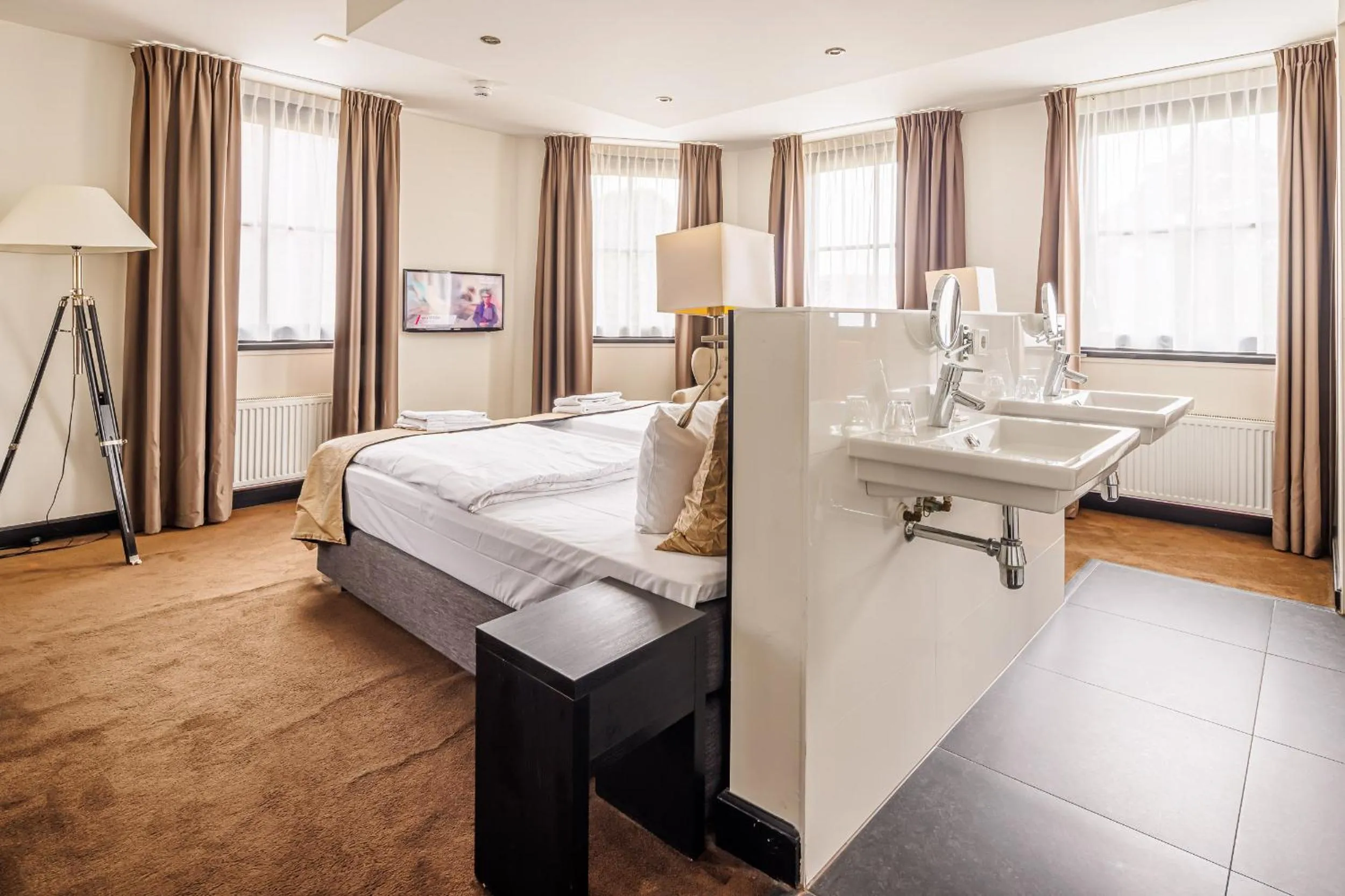 Communal lounge/ TV room, Bed in Grand Hotel Alkmaar