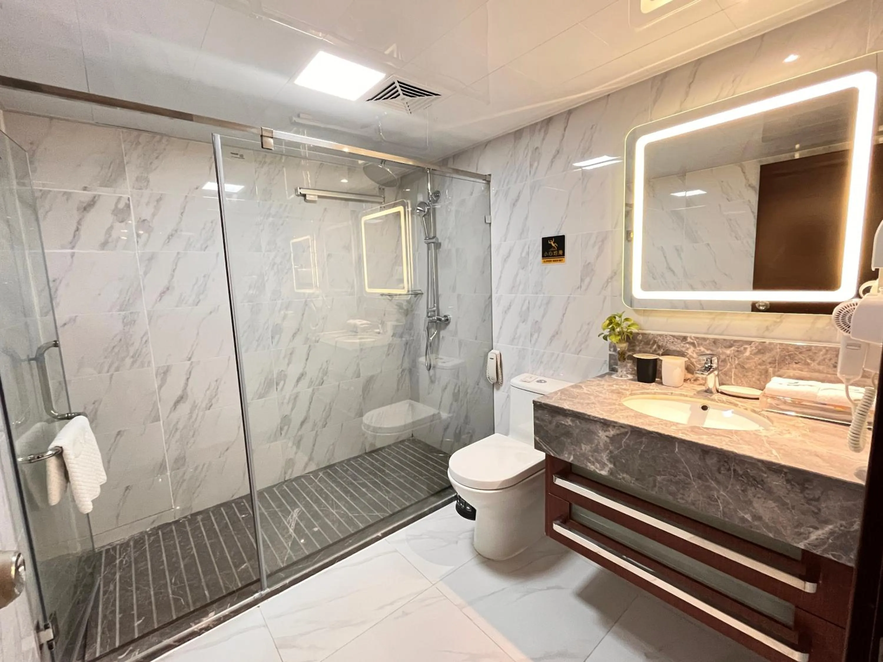 Shower in Skyline Plaza Hotel Guangzhou