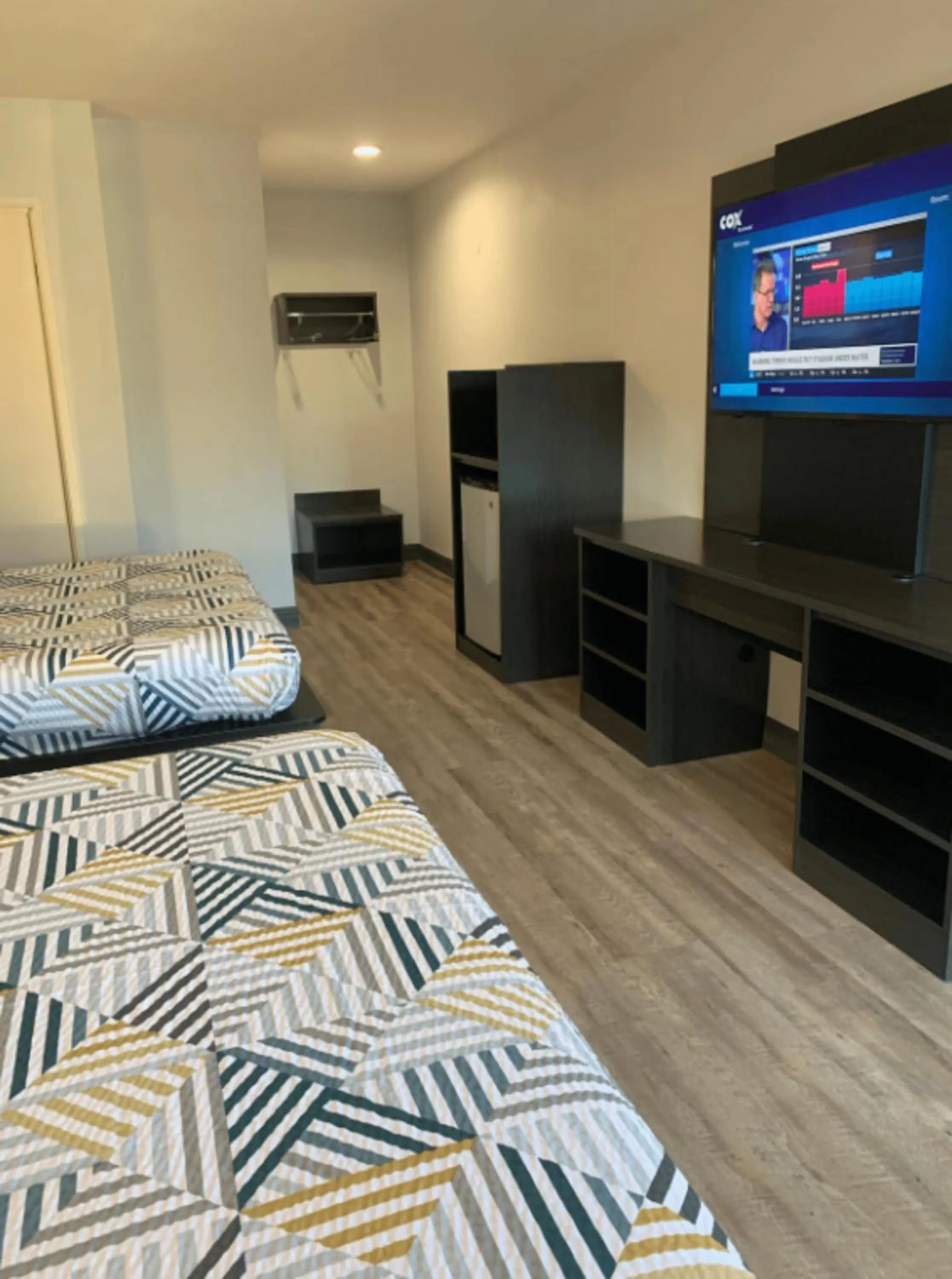 TV and multimedia, Bed in Motel 6 San Diego, CA Airport Harbor