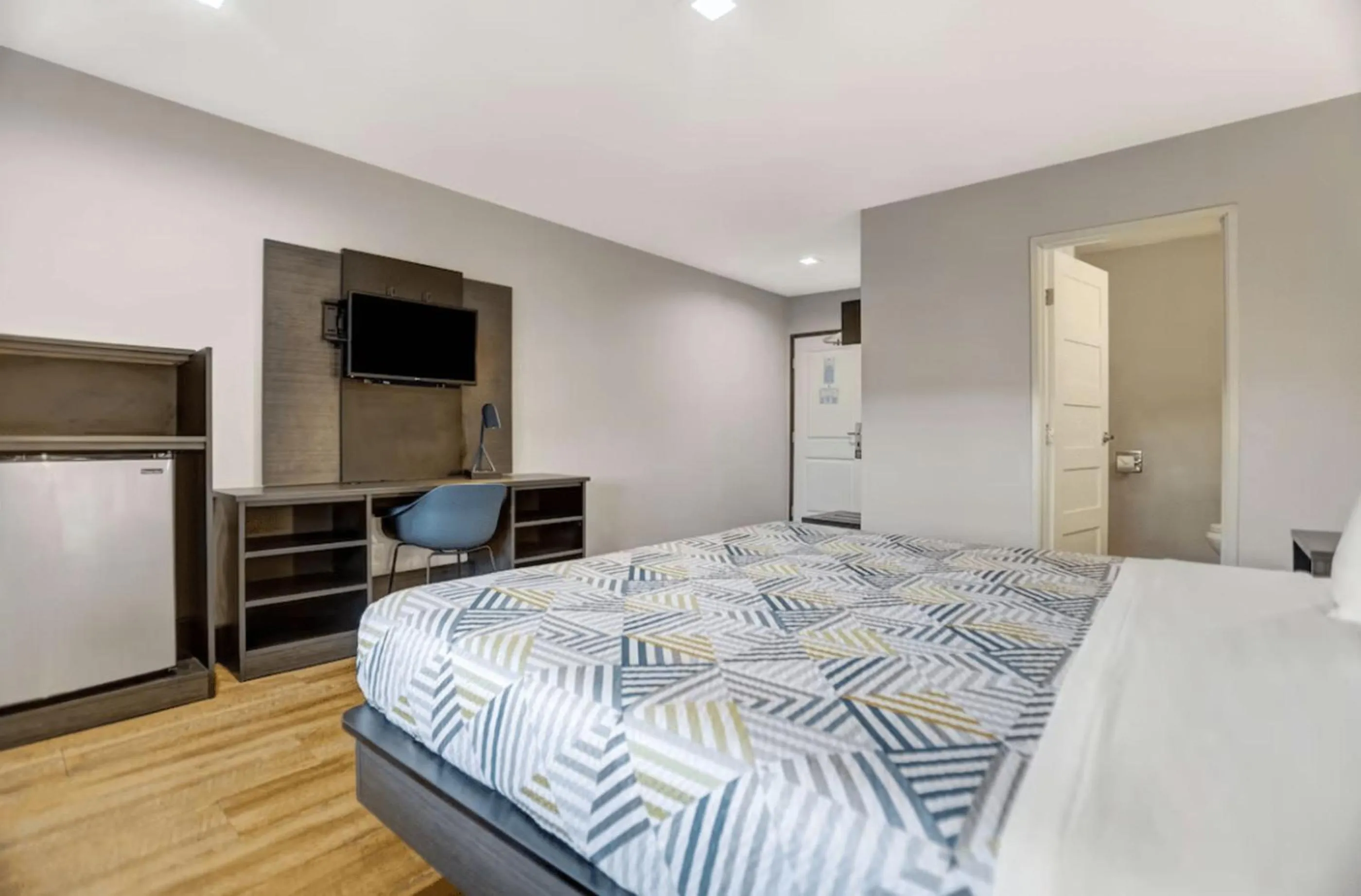 Bed in Motel 6 San Diego, CA Airport Harbor