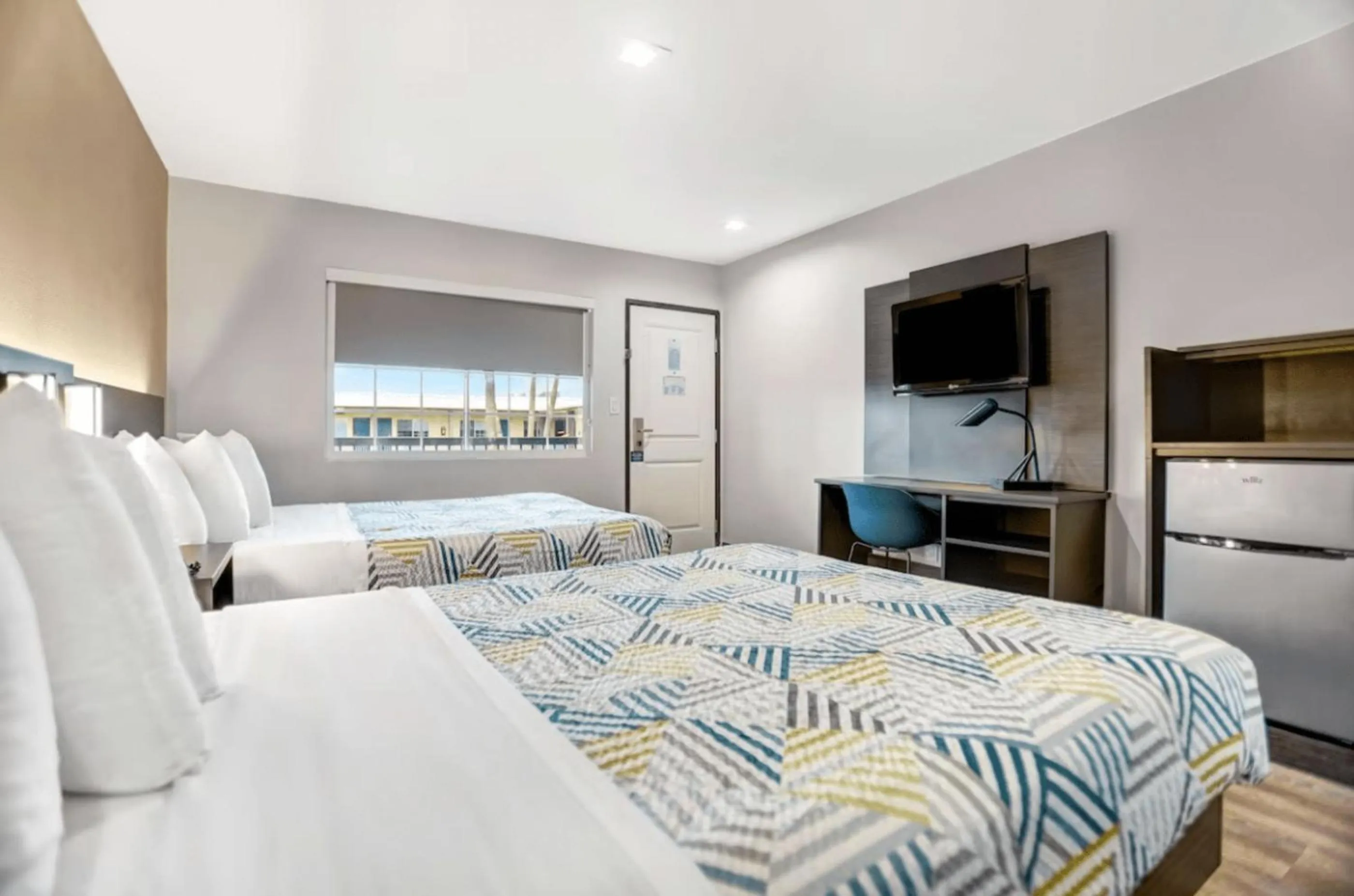 TV and multimedia, Bed in Motel 6 San Diego, CA Airport Harbor