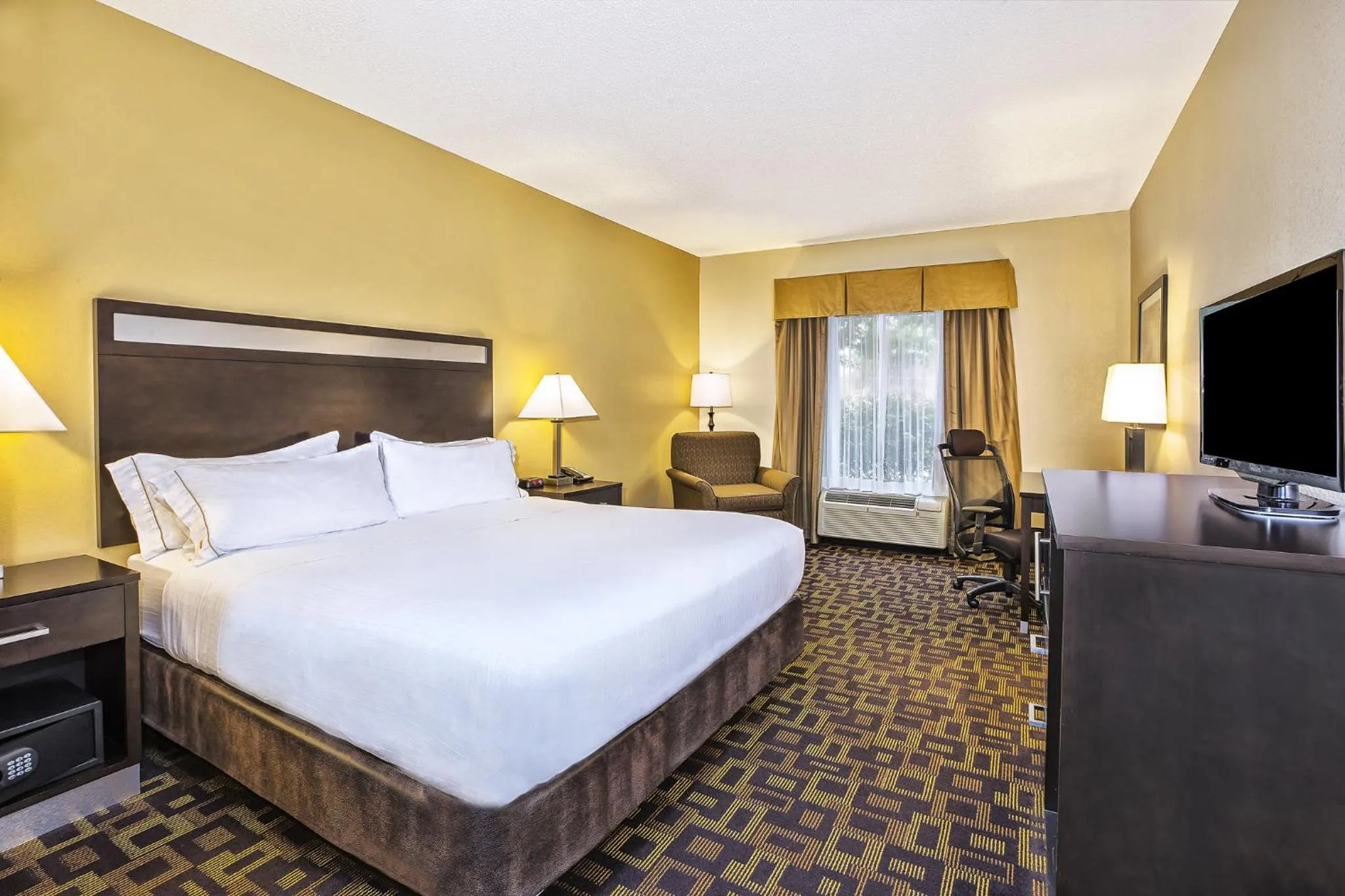 Photo of the whole room, Bed in Holiday Inn Express Hotel and Suites Marysville by IHG
