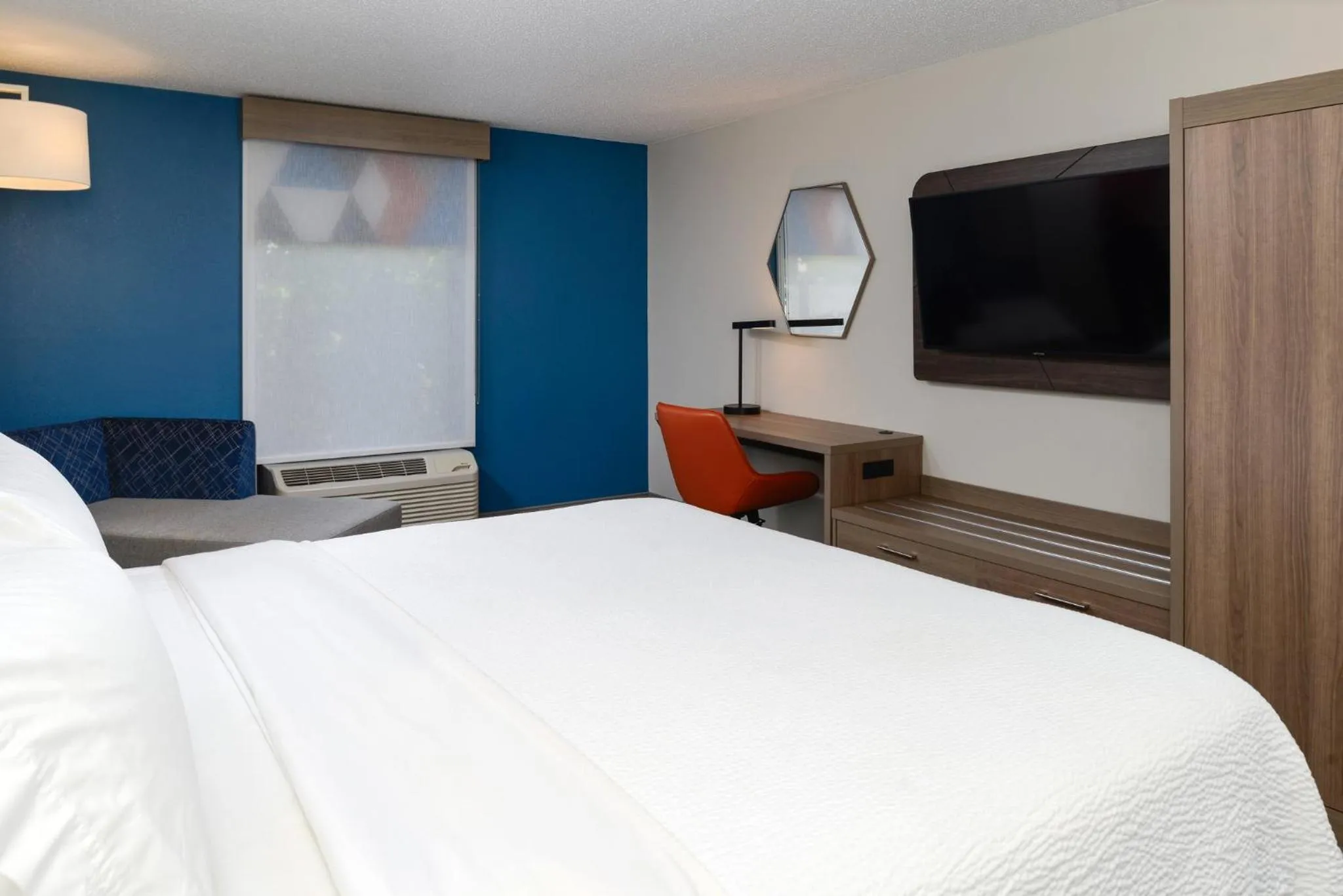 Photo of the whole room, Bed in Holiday Inn Express Hotel and Suites Marysville by IHG