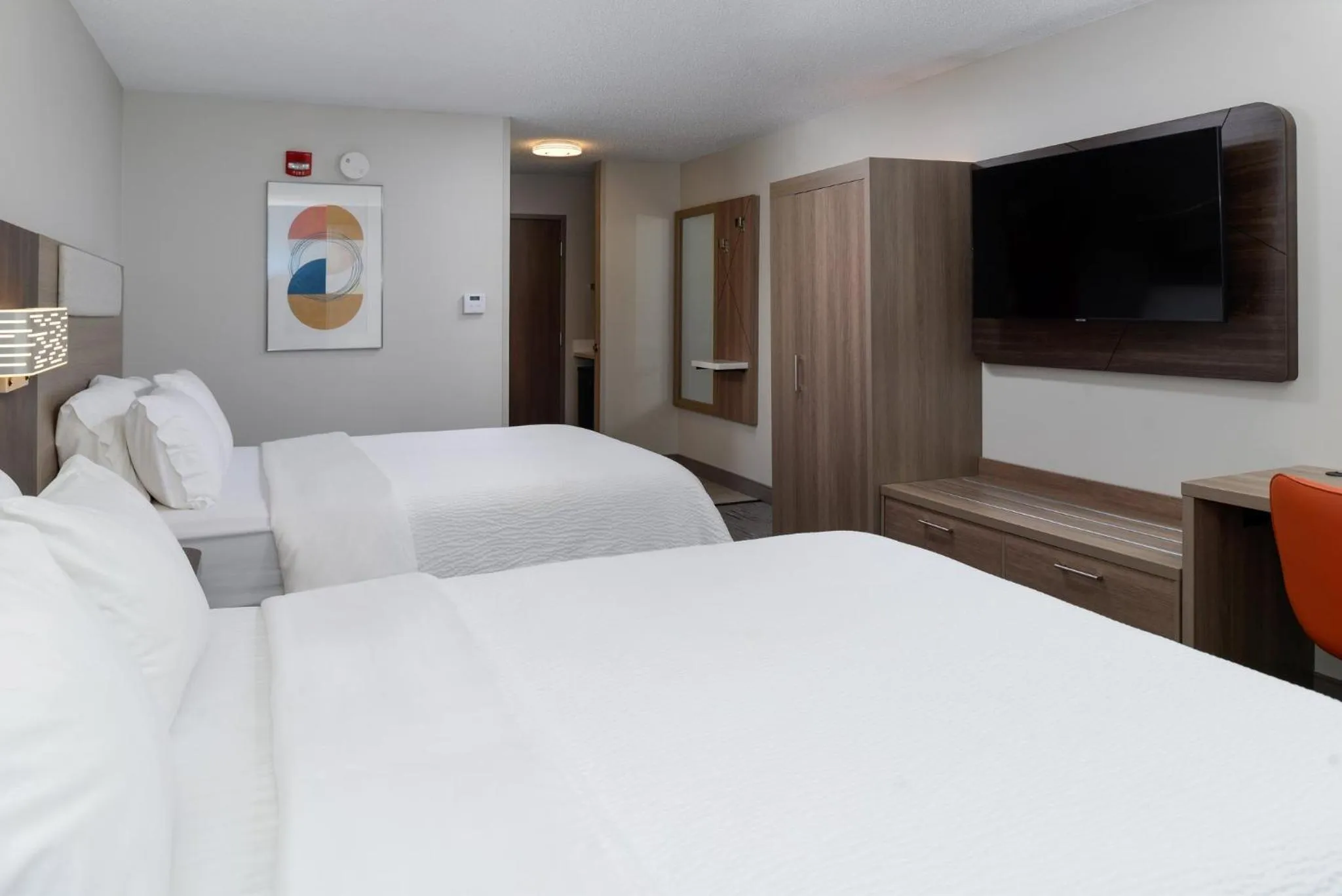 Photo of the whole room, Bed in Holiday Inn Express Hotel and Suites Marysville by IHG