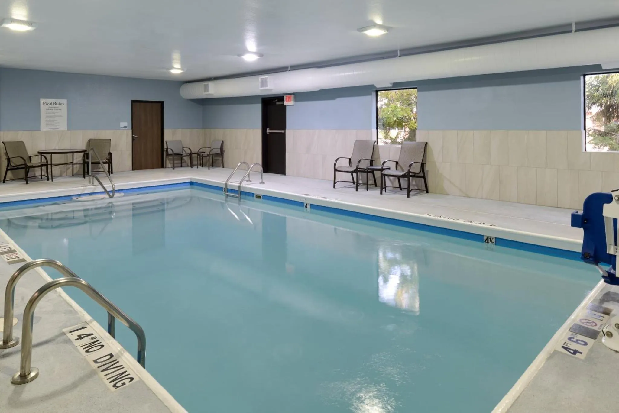 Swimming pool in Holiday Inn Express Hotel and Suites Marysville by IHG