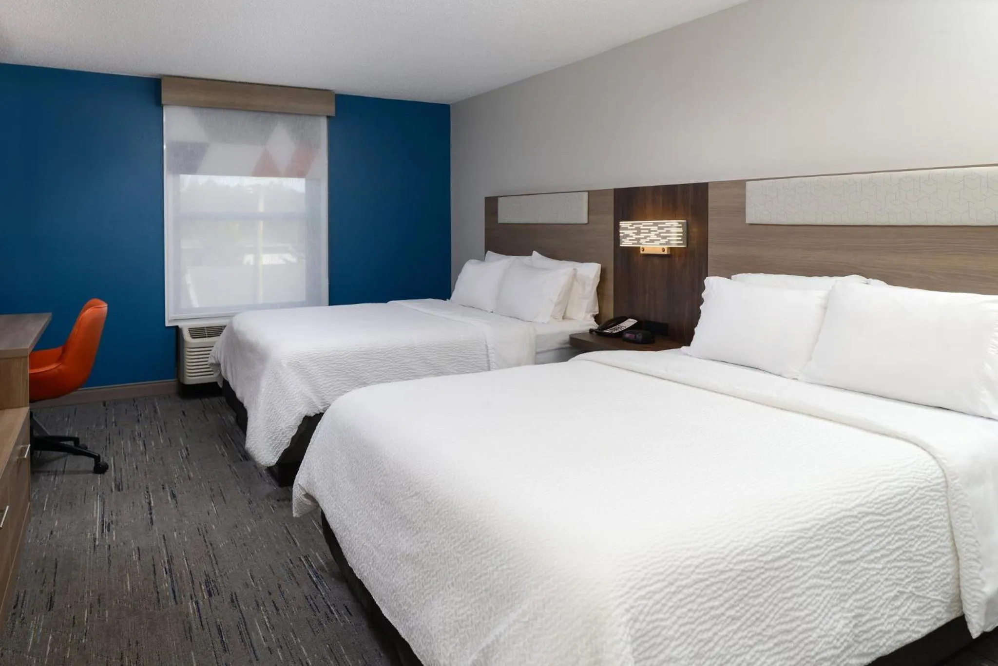 Photo of the whole room, Bed in Holiday Inn Express Hotel and Suites Marysville by IHG