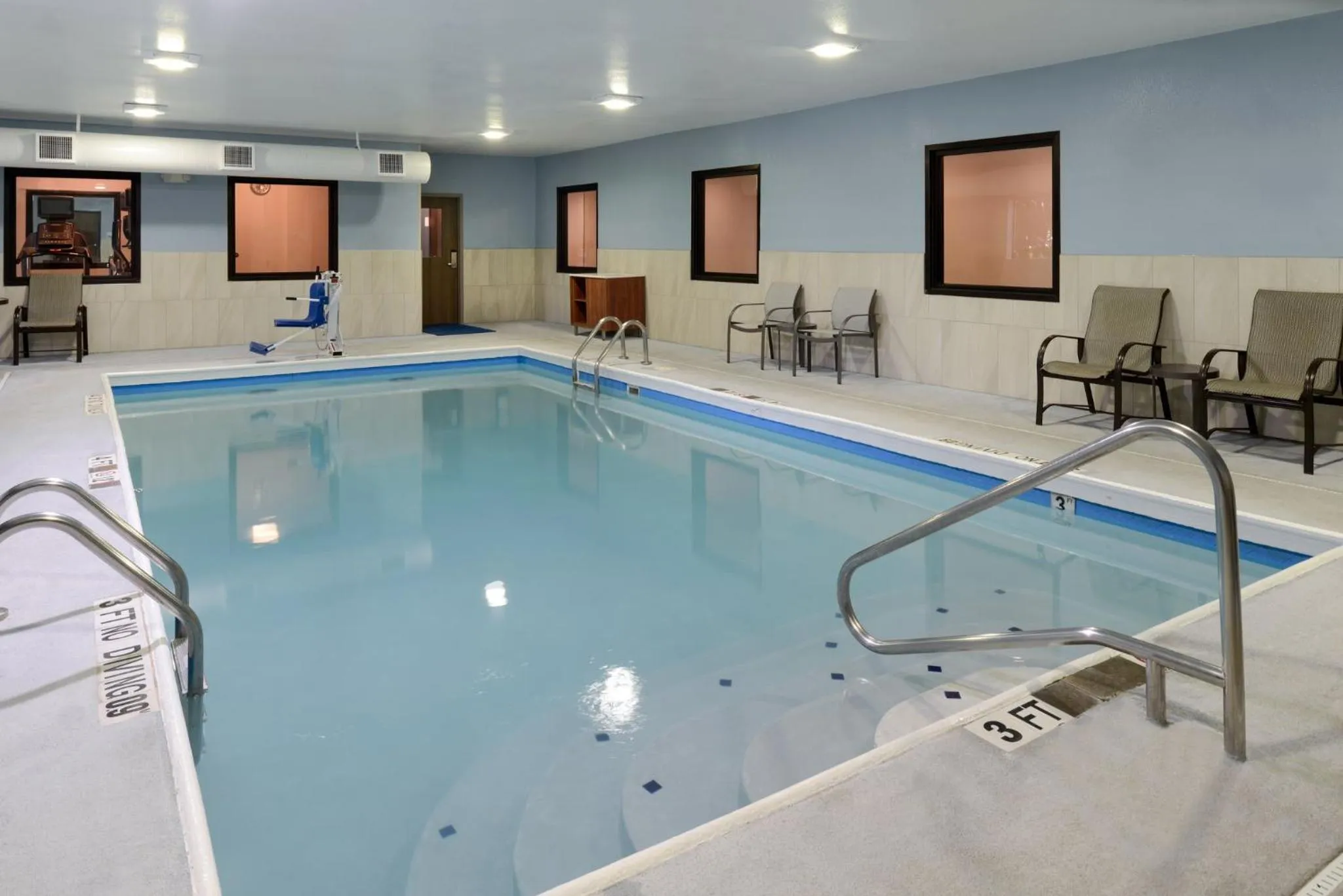 Swimming pool in Holiday Inn Express Hotel and Suites Marysville by IHG