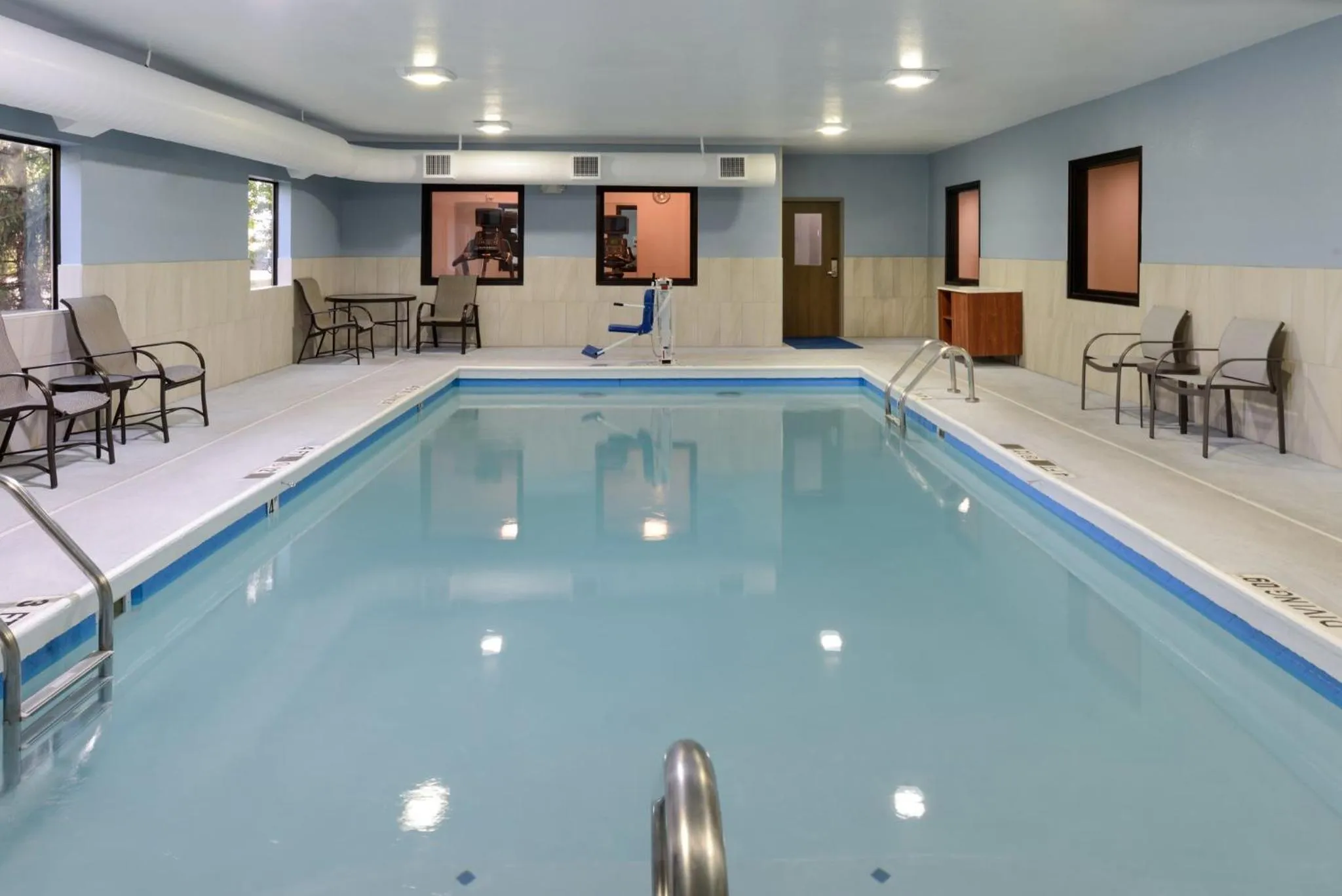 Swimming pool in Holiday Inn Express Hotel and Suites Marysville by IHG