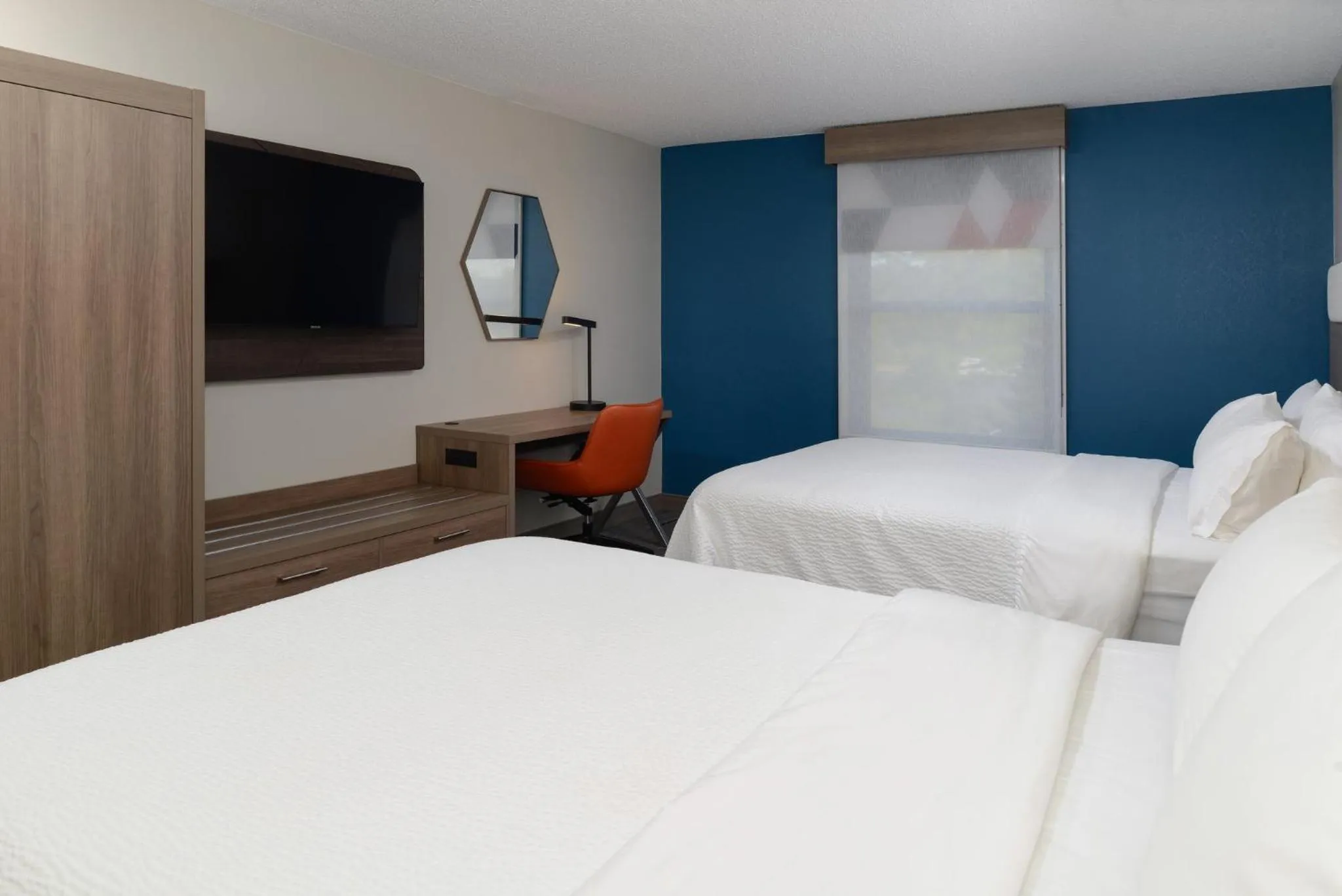Photo of the whole room, Bed in Holiday Inn Express Hotel and Suites Marysville by IHG