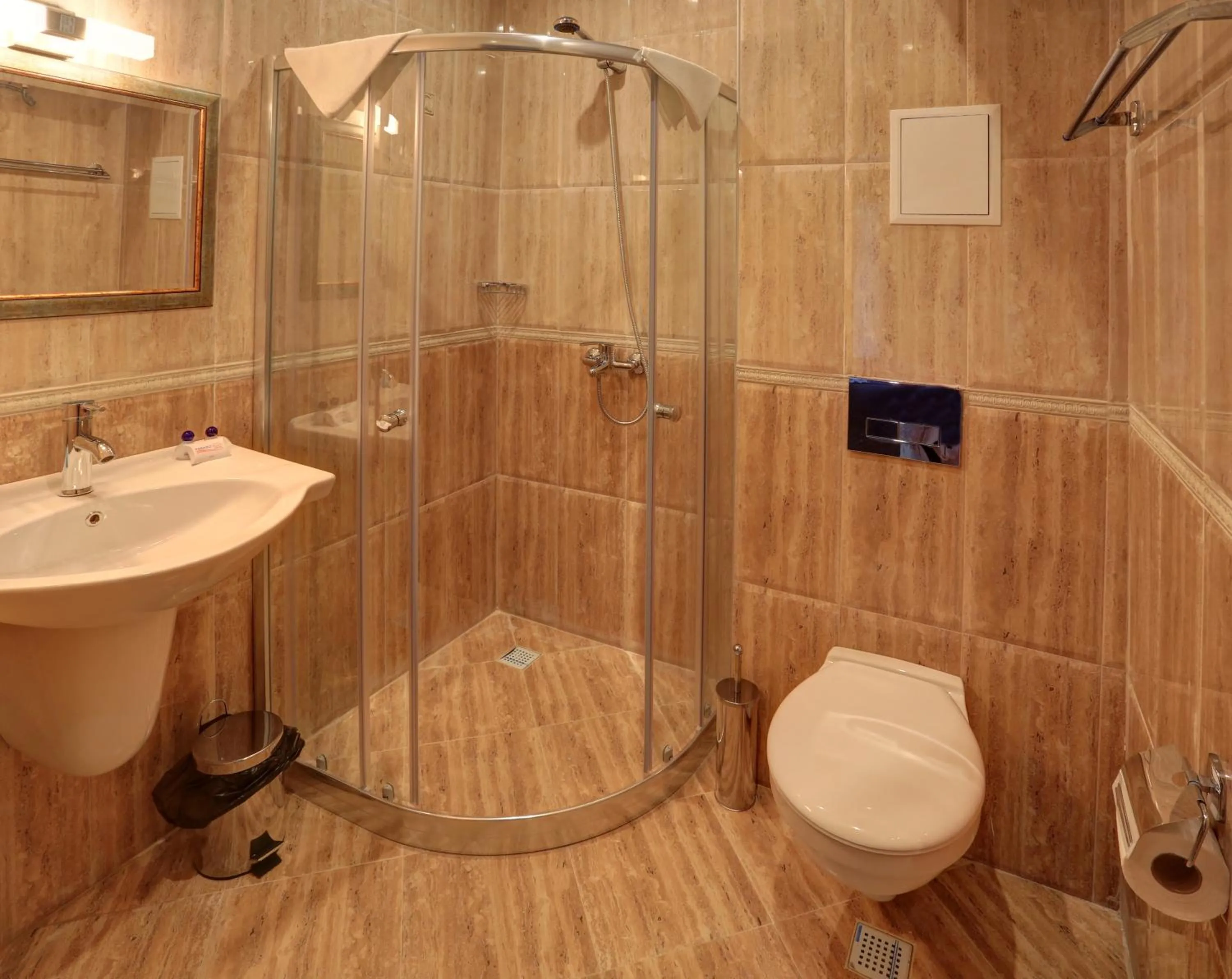 Shower in Paraiso Theopolis - All Inclusive