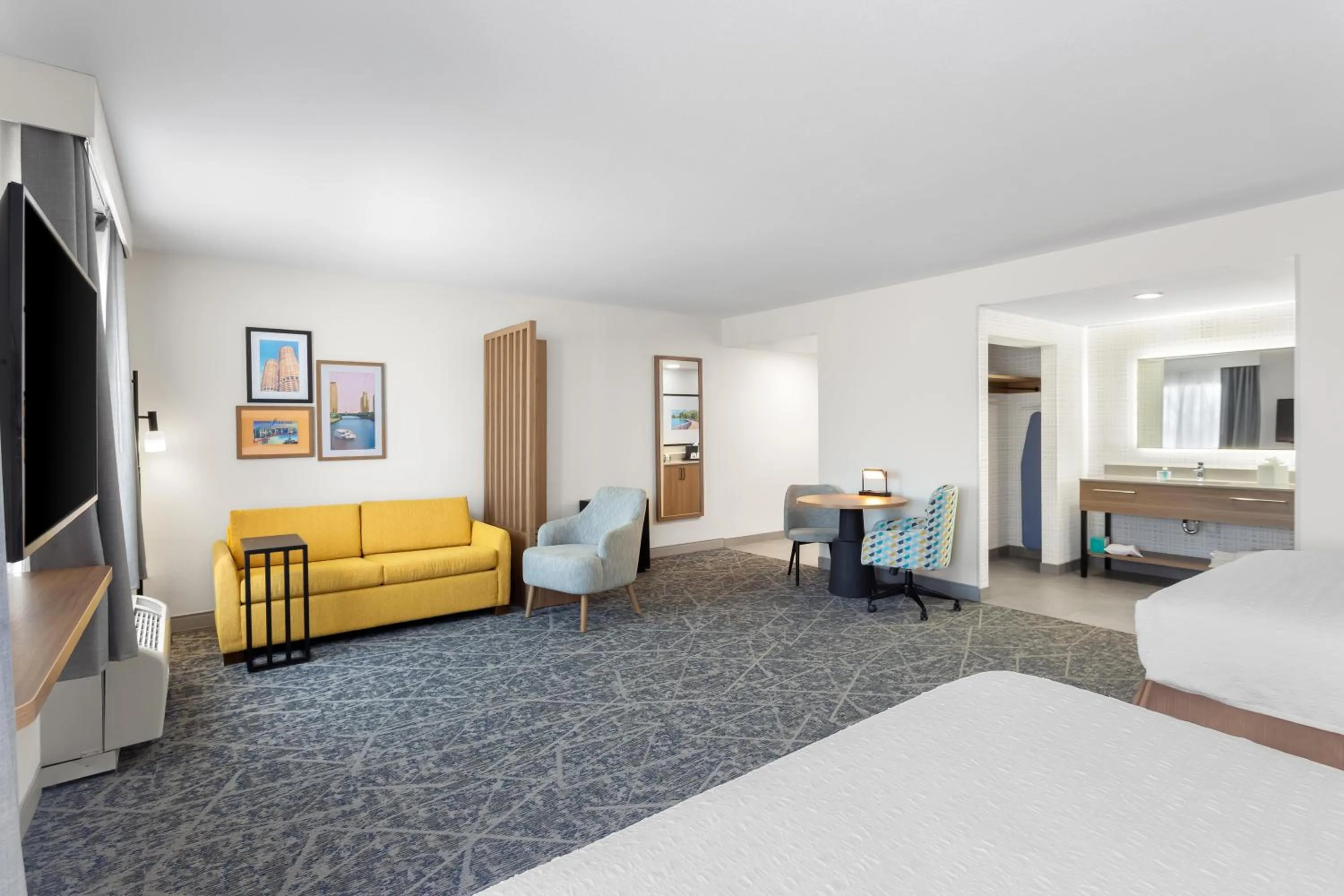 Living room, Bed in Hampton Inn & Suites Chicago Deer Park