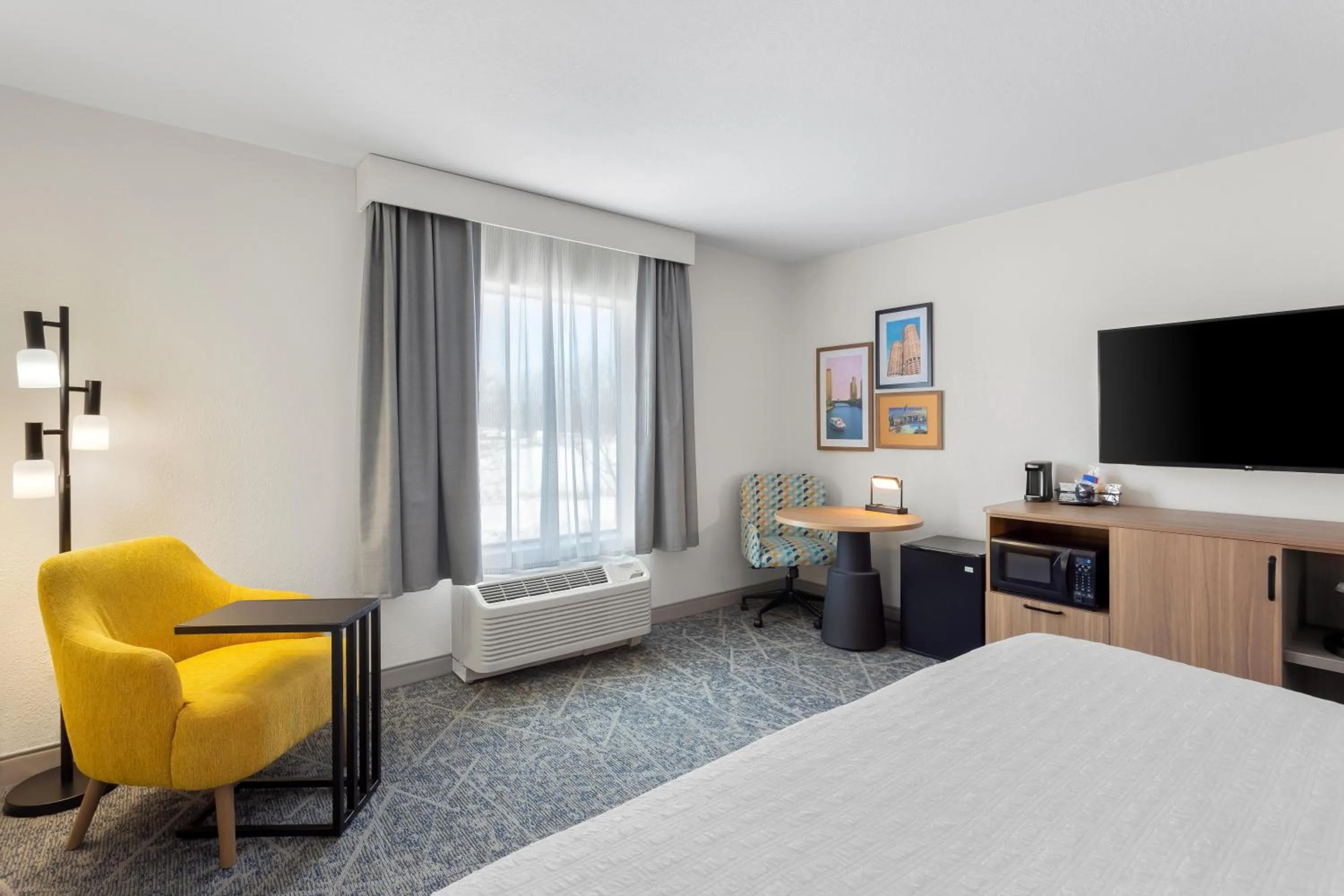 Bedroom, Bed in Hampton Inn & Suites Chicago Deer Park