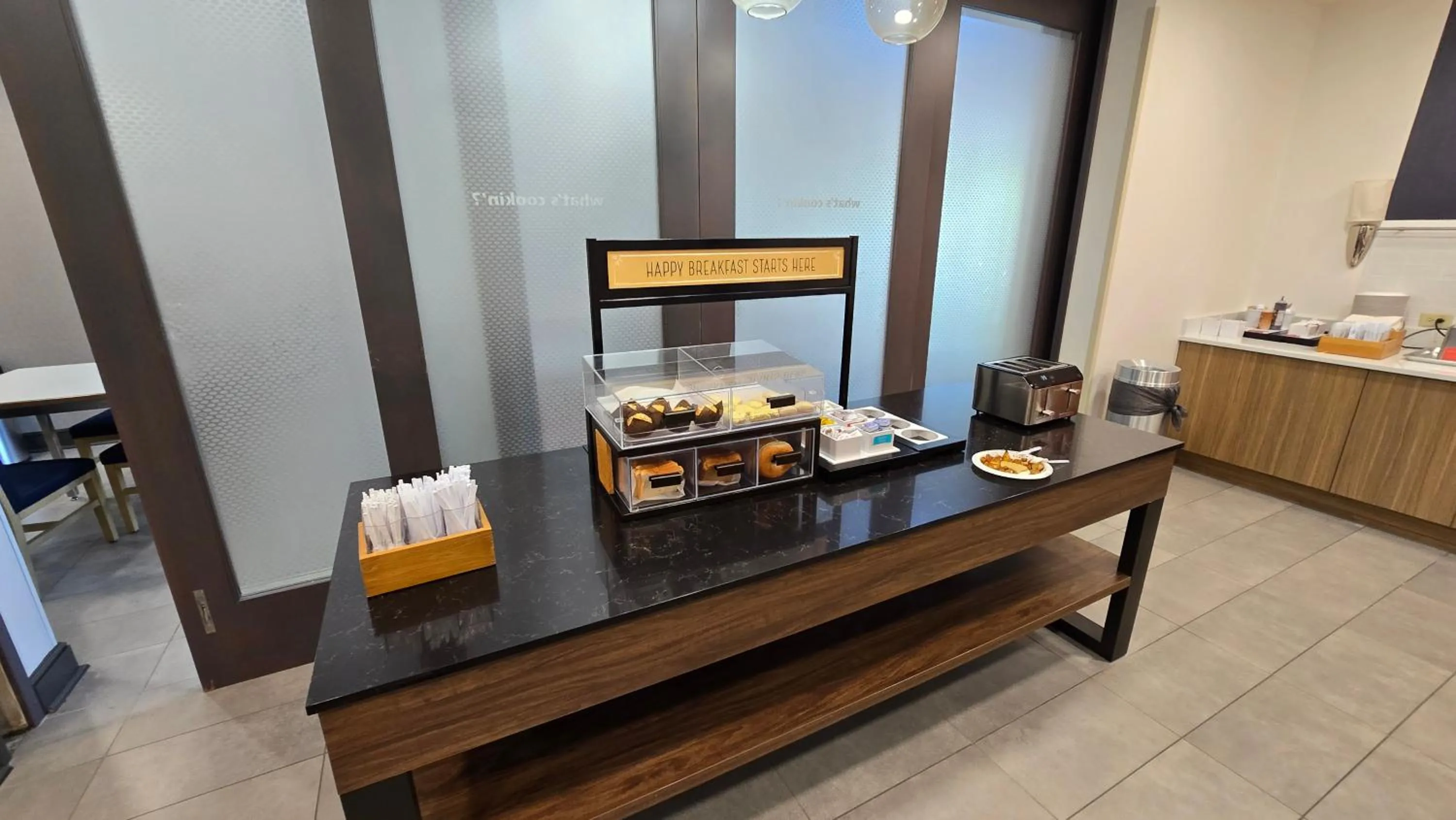 Breakfast in Hampton Inn & Suites Chicago Deer Park