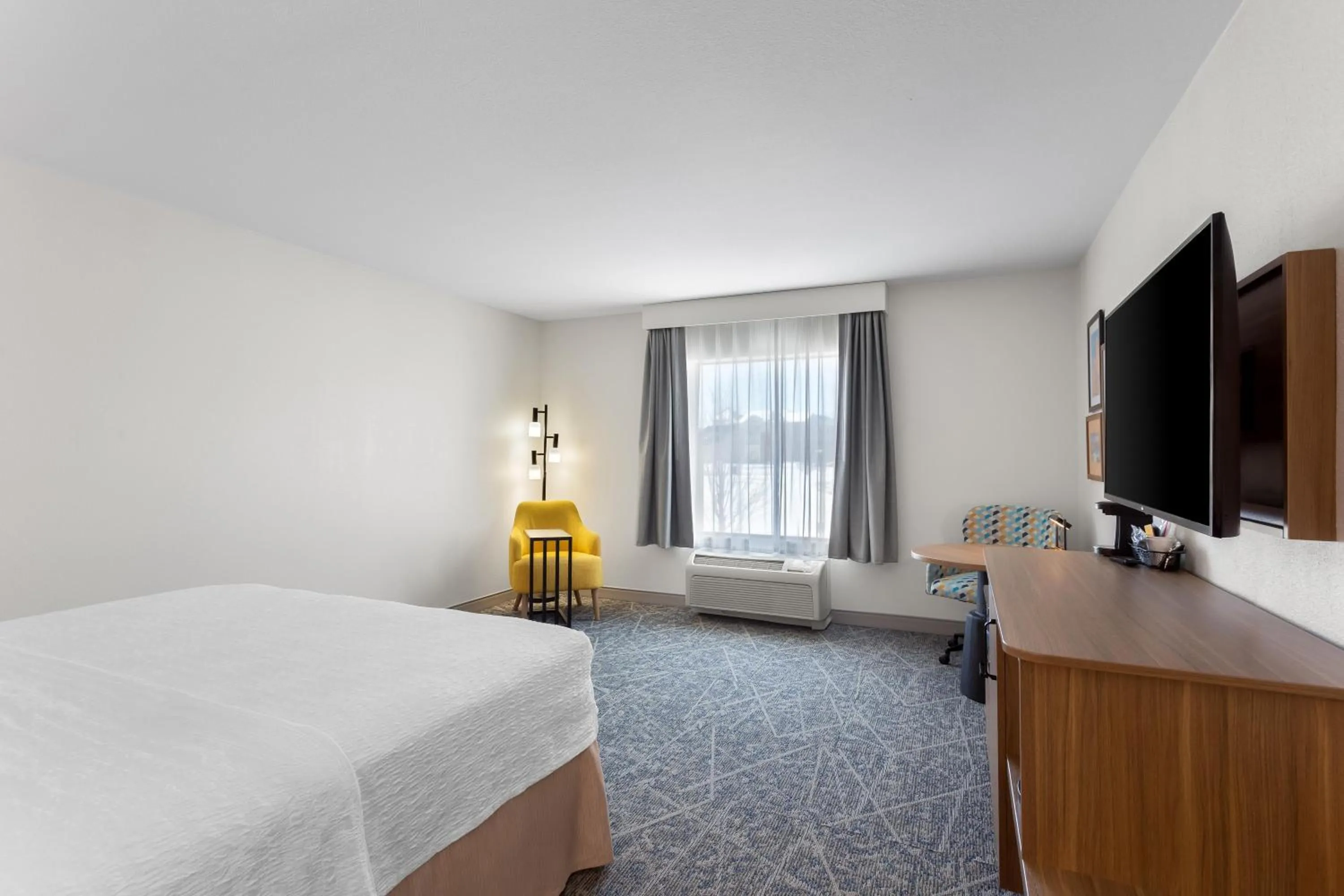 Living room, Bed in Hampton Inn & Suites Chicago Deer Park