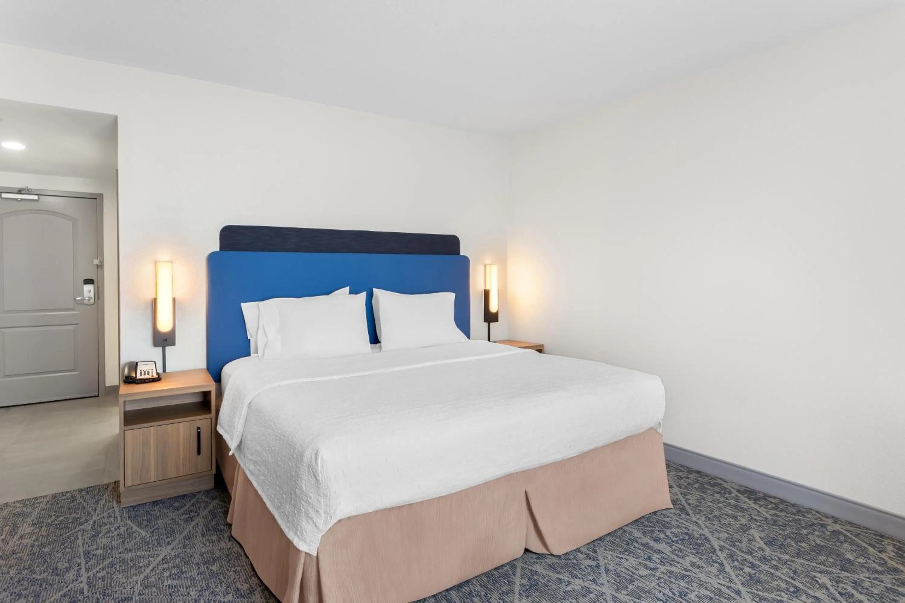 Bed in Hampton Inn & Suites Chicago Deer Park