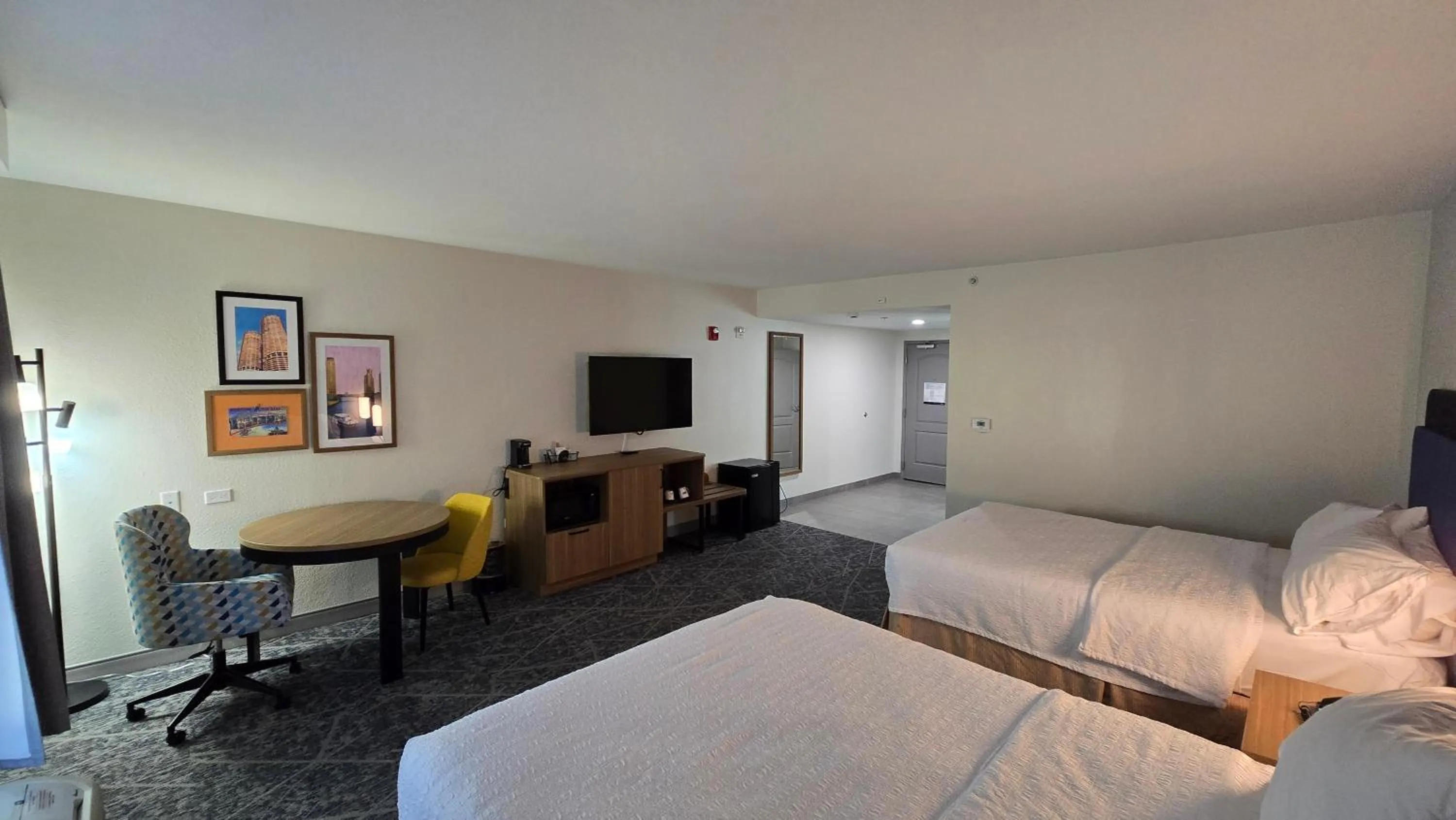 Photo of the whole room, Bed in Hampton Inn & Suites Chicago Deer Park