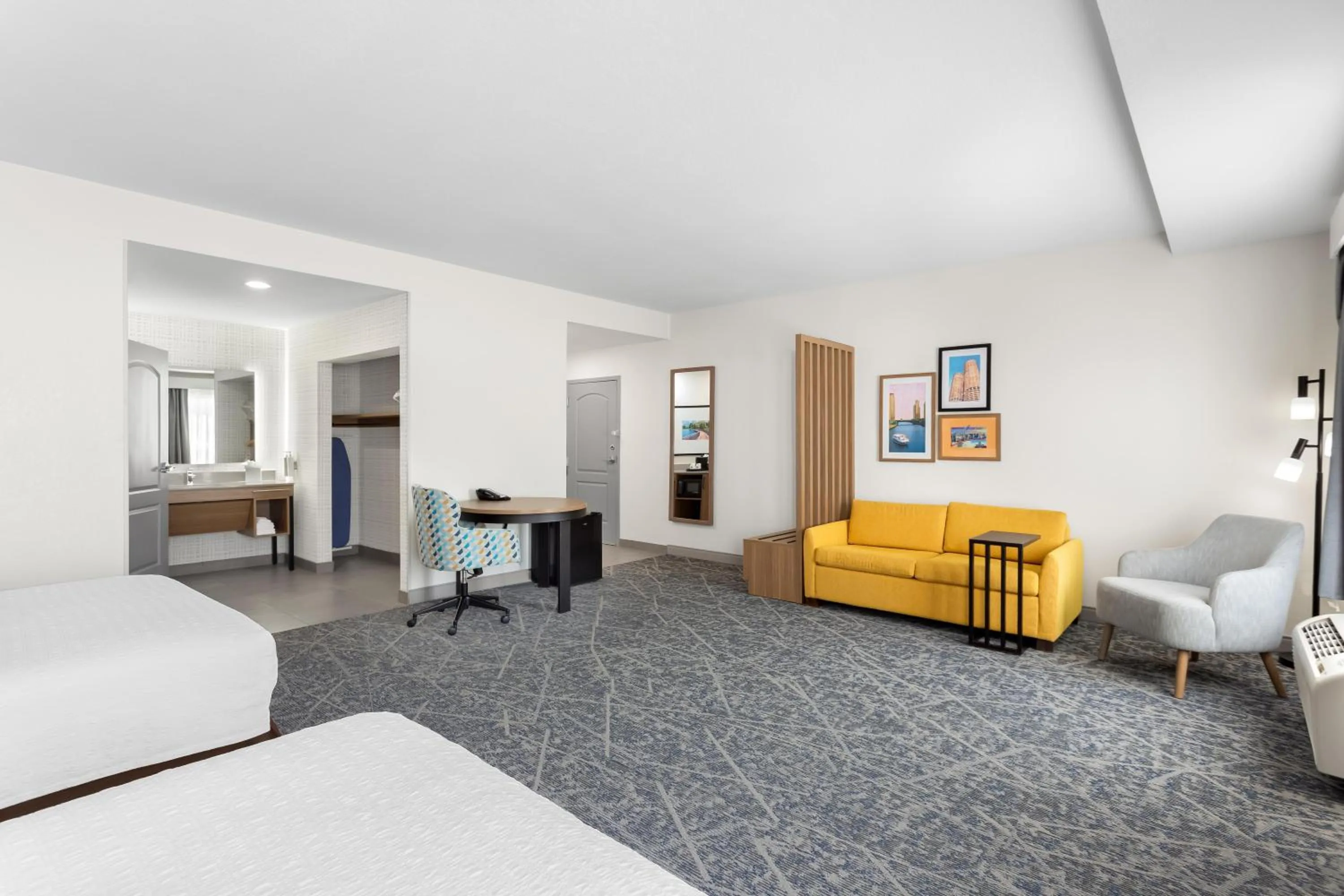 Living room, Bed in Hampton Inn & Suites Chicago Deer Park