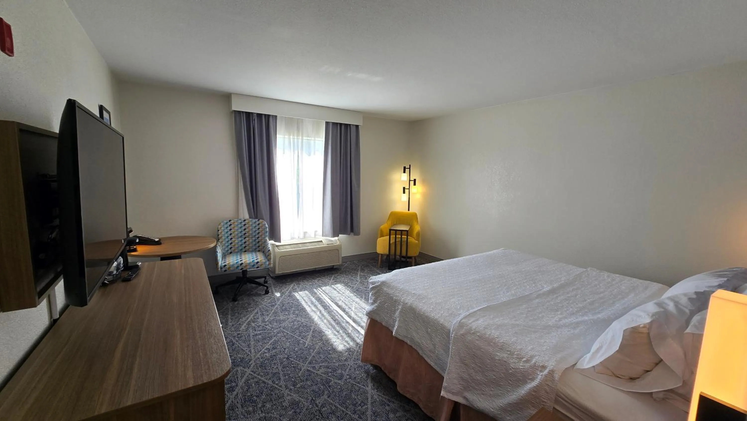 Bedroom, Bed in Hampton Inn & Suites Chicago Deer Park