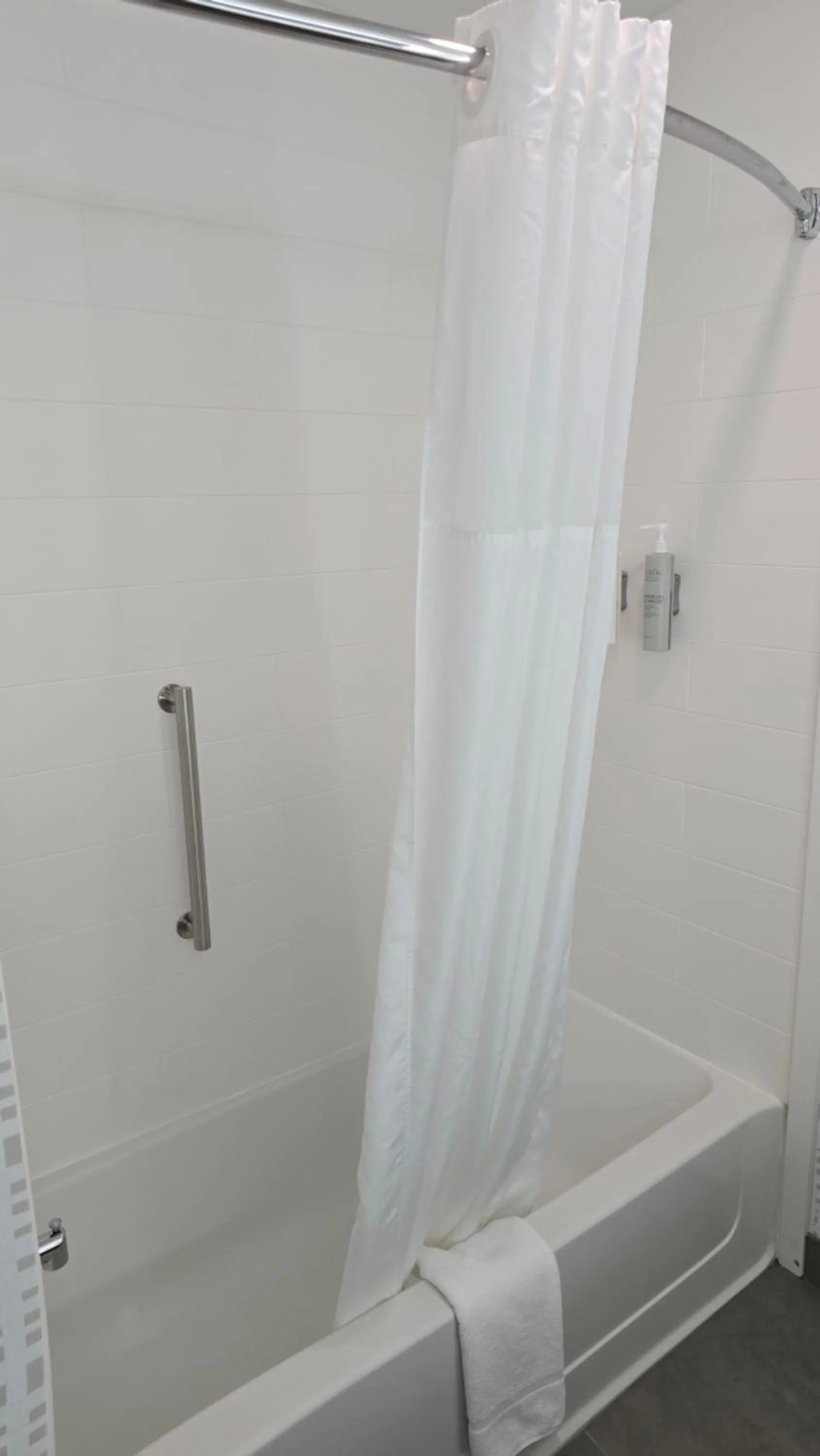 Bath in Hampton Inn & Suites Chicago Deer Park