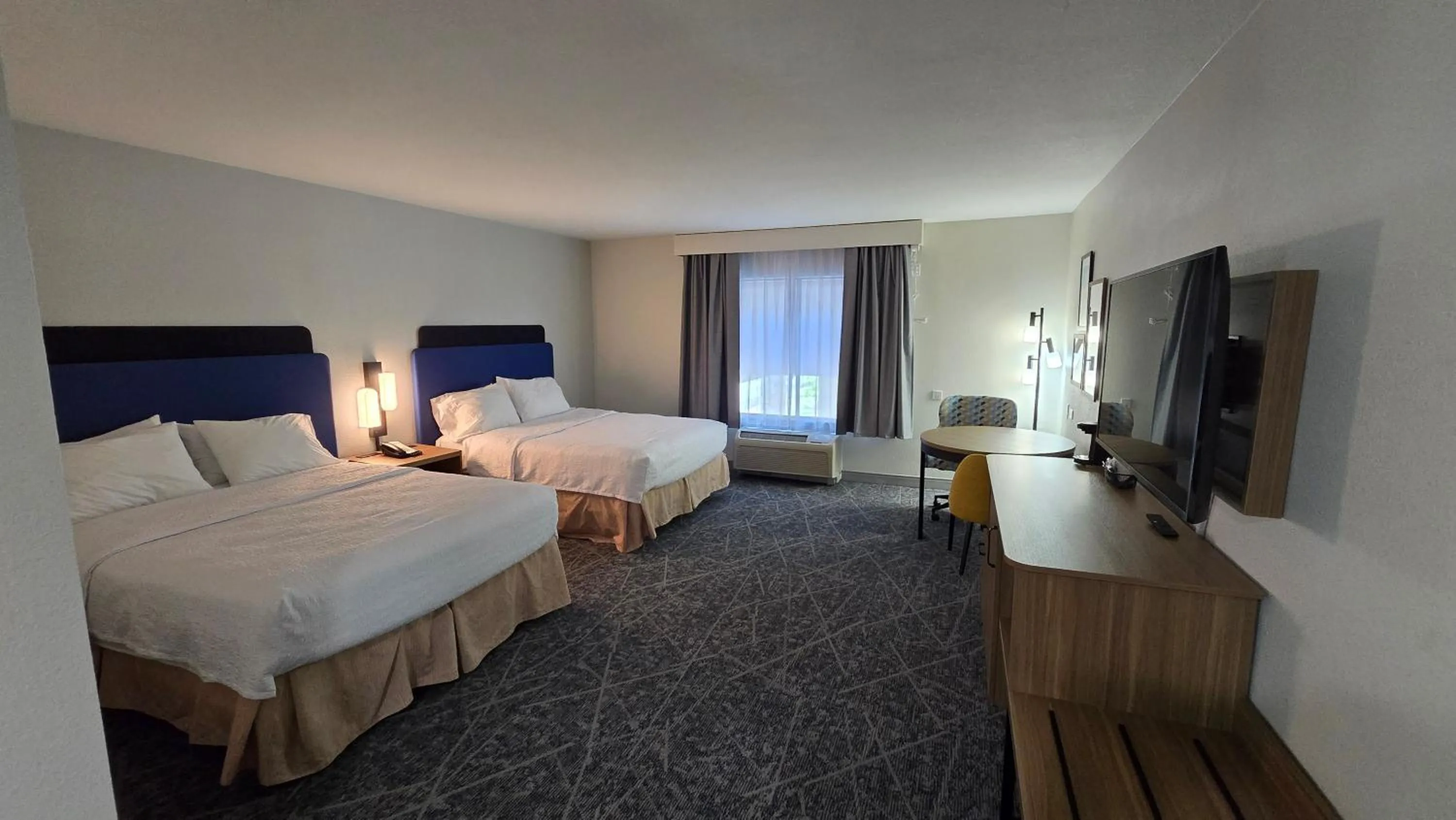 Bed in Hampton Inn & Suites Chicago Deer Park