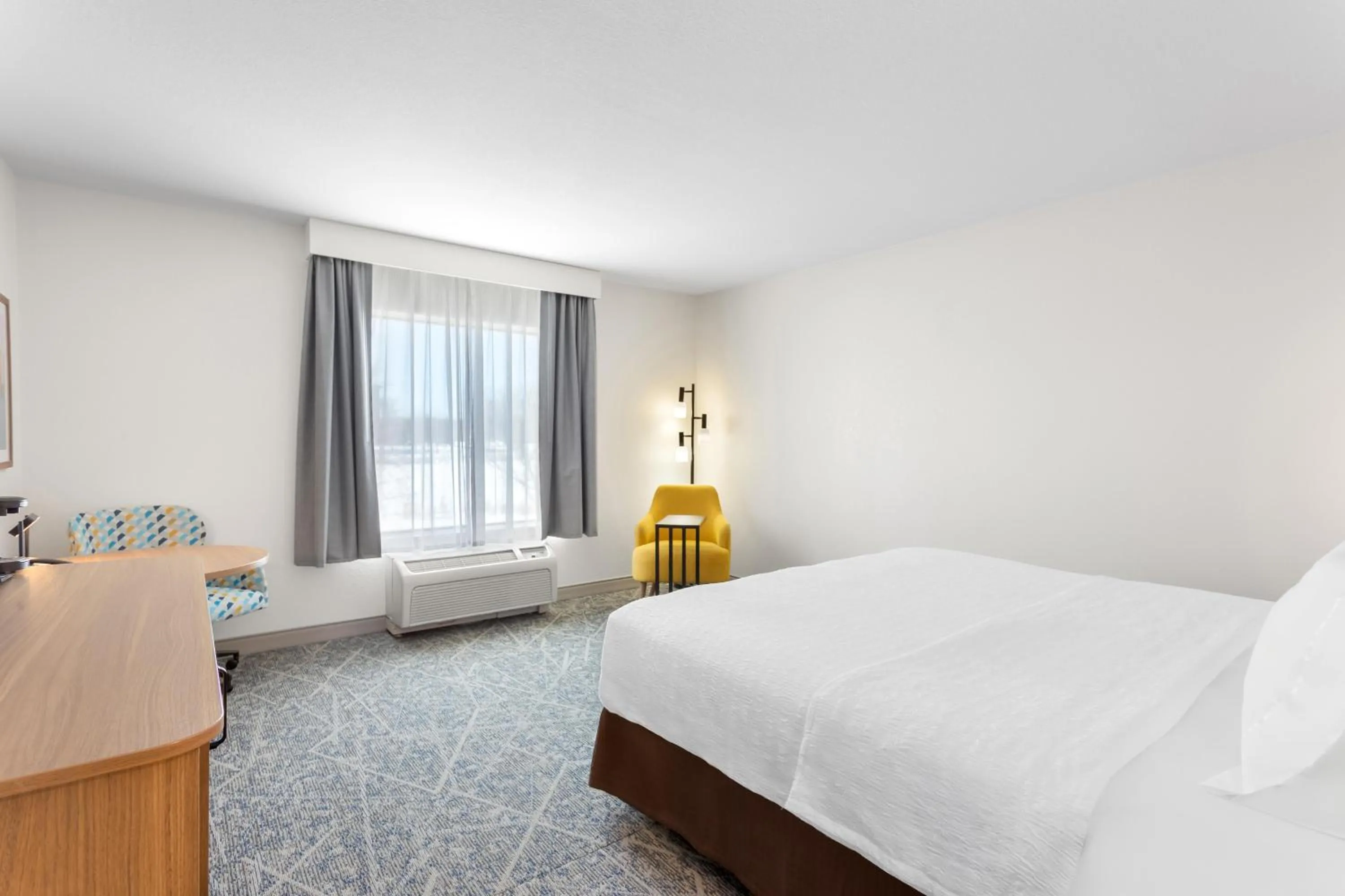 Bed in Hampton Inn & Suites Chicago Deer Park