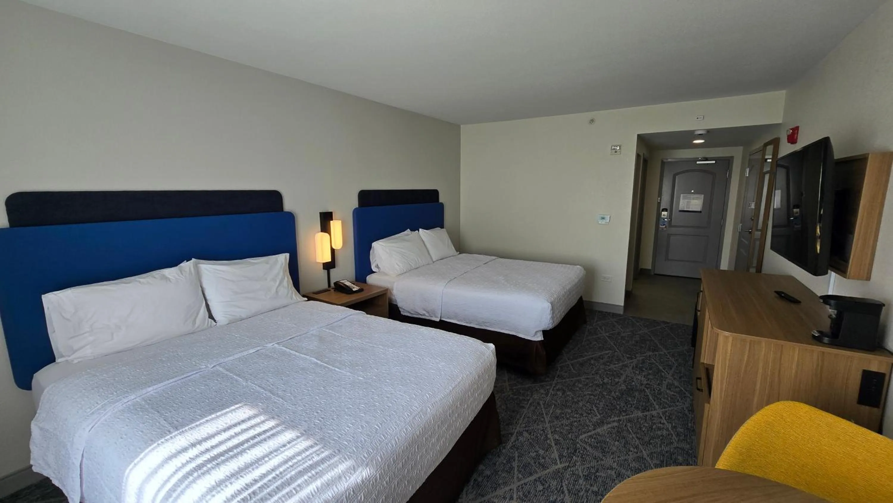 Bed in Hampton Inn & Suites Chicago Deer Park