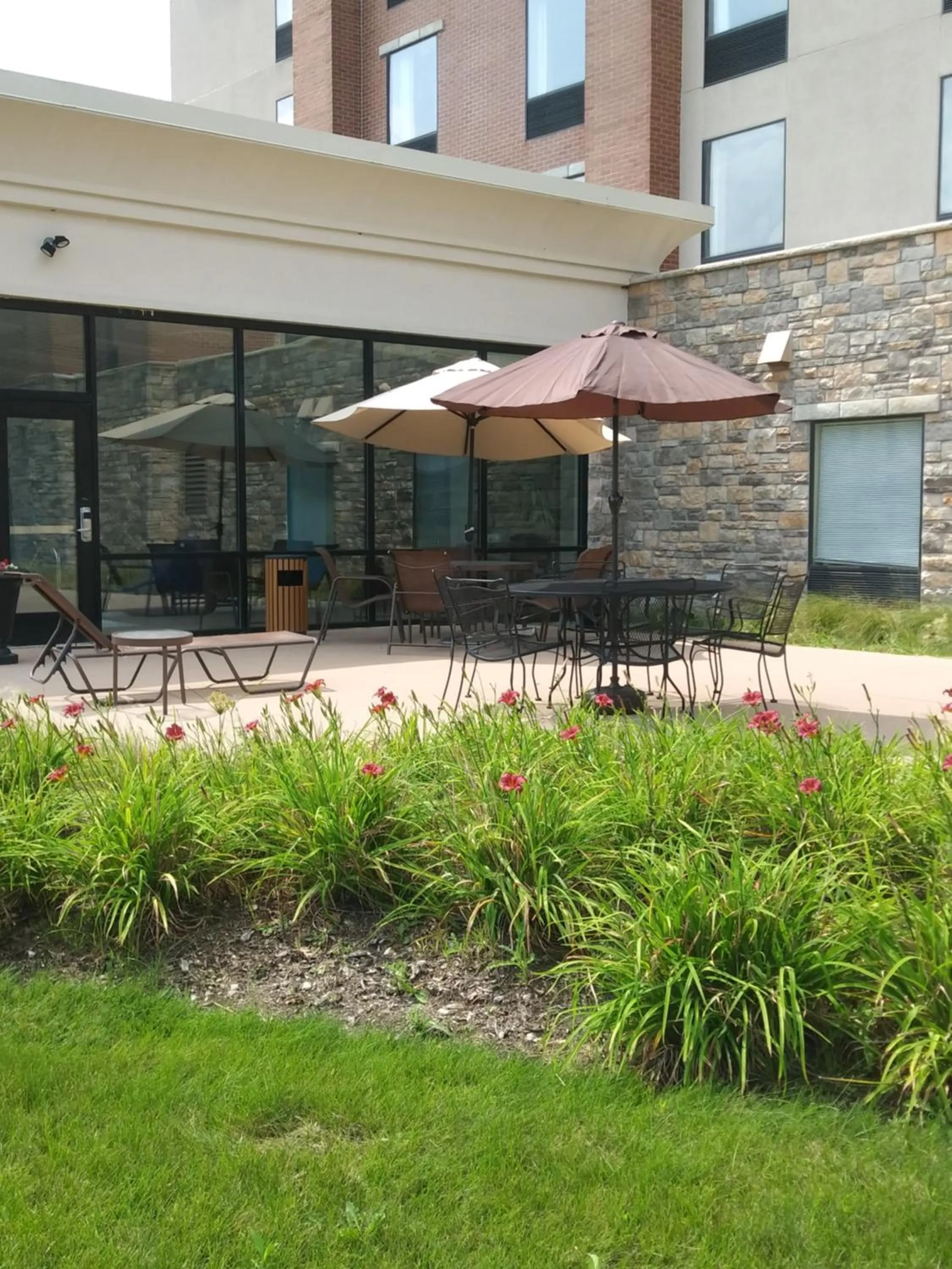 Patio in Hampton Inn & Suites Chicago Deer Park
