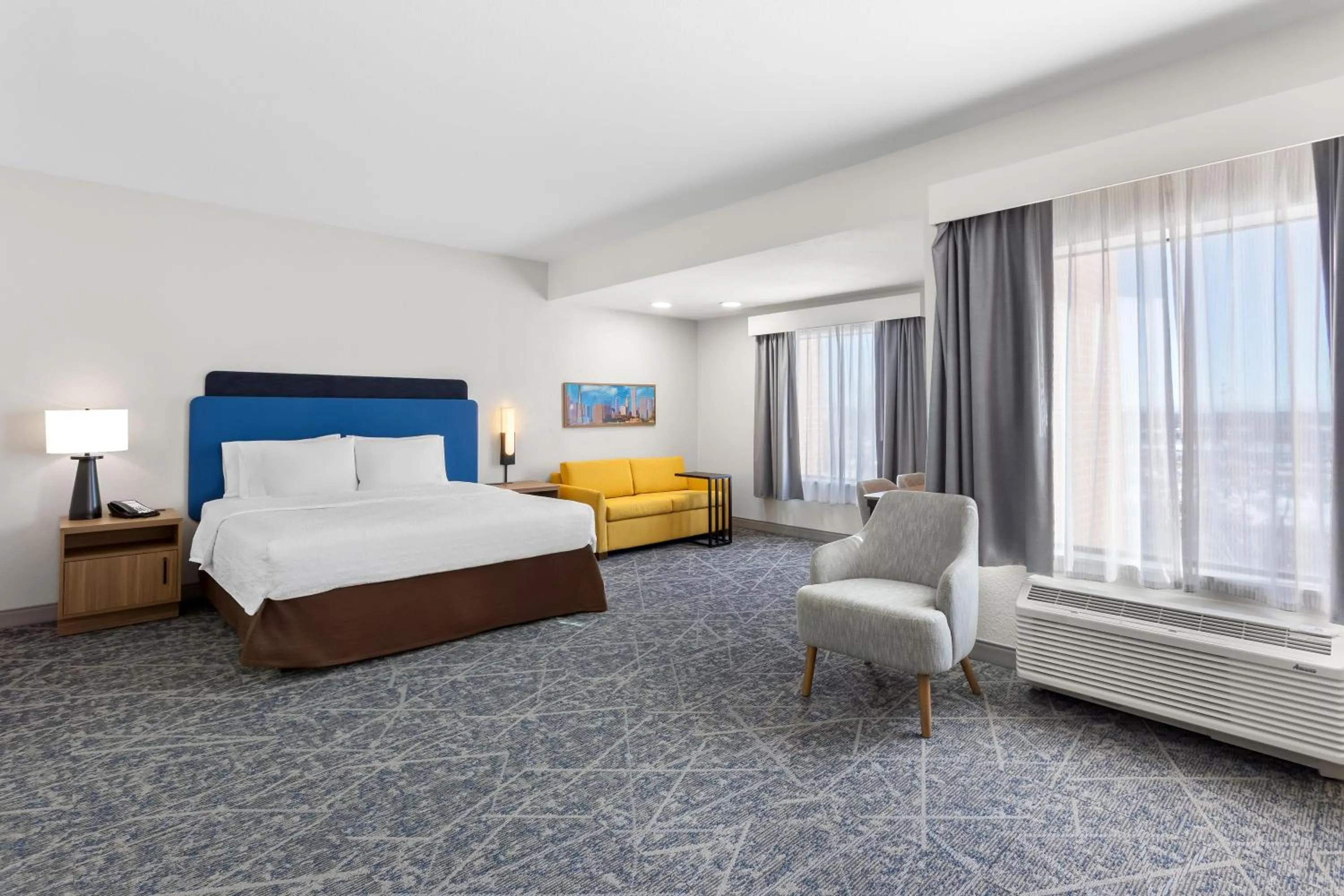 Bed in Hampton Inn & Suites Chicago Deer Park