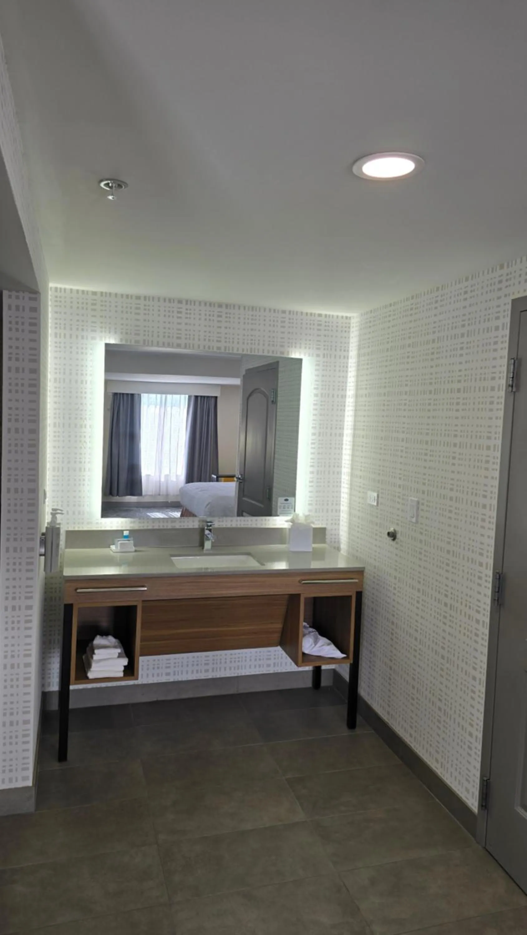 Bedroom, Bed in Hampton Inn & Suites Chicago Deer Park