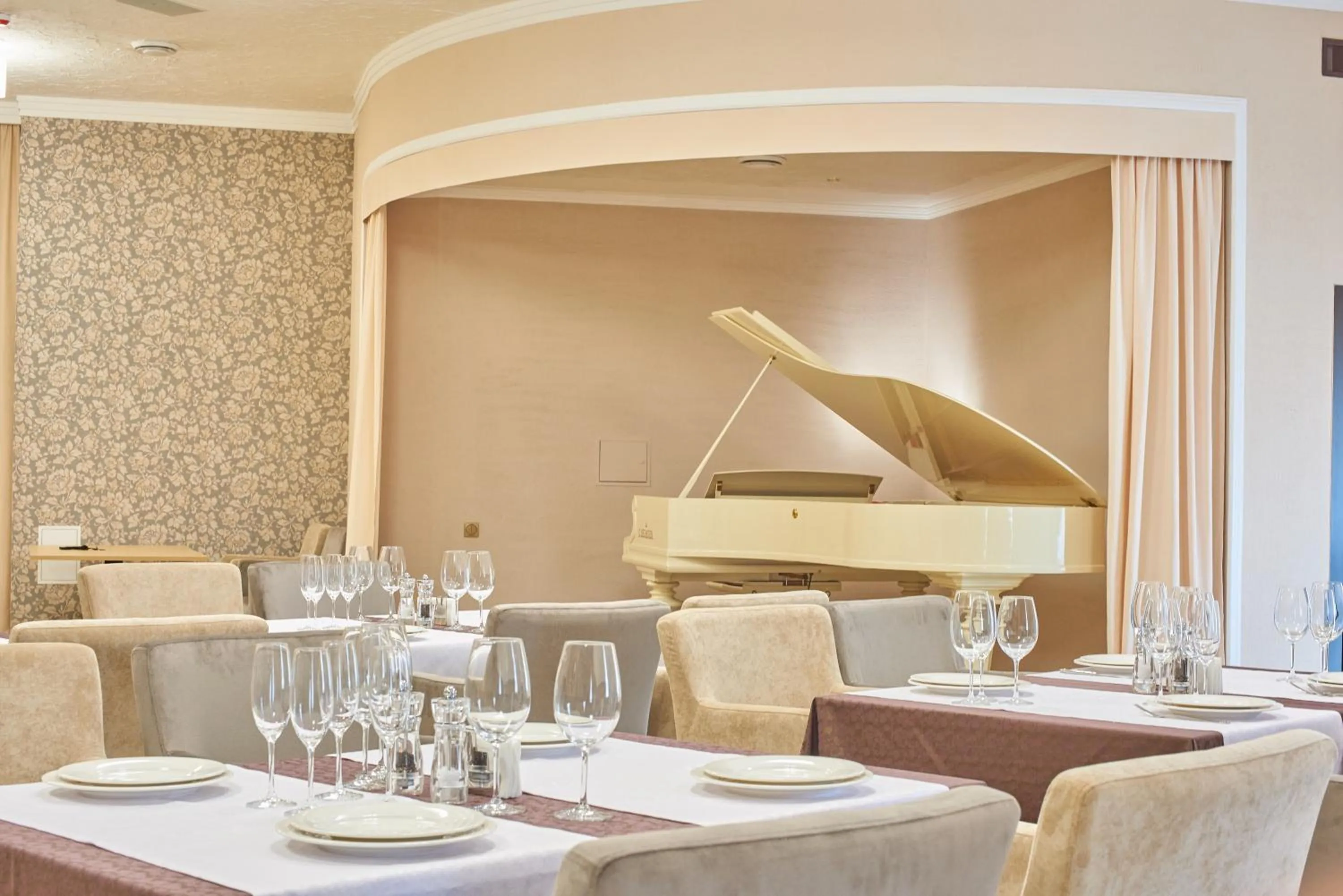 Restaurant/places to eat in City Holiday Resort & SPA