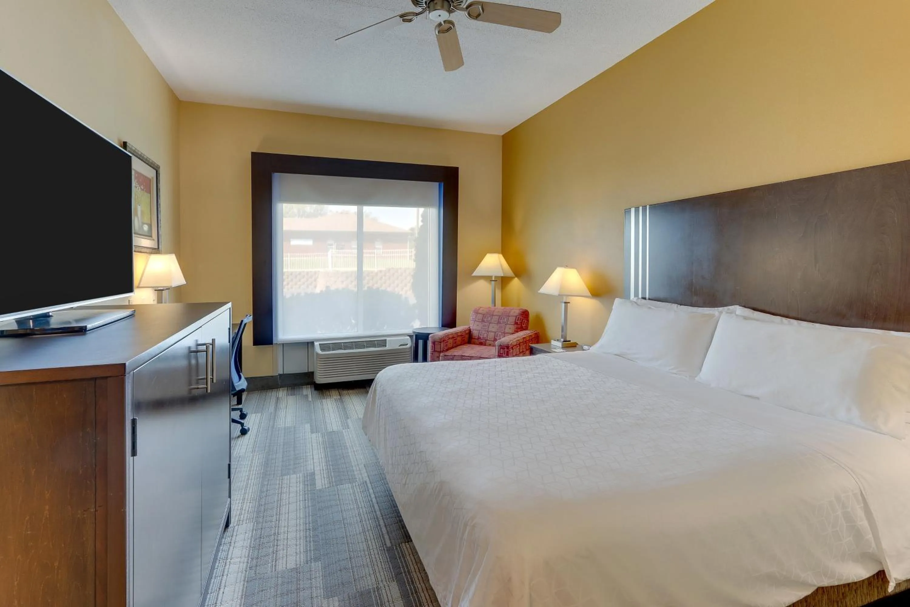 Photo of the whole room, Bed in Holiday Inn Express Hotel & Suites Richmond by IHG