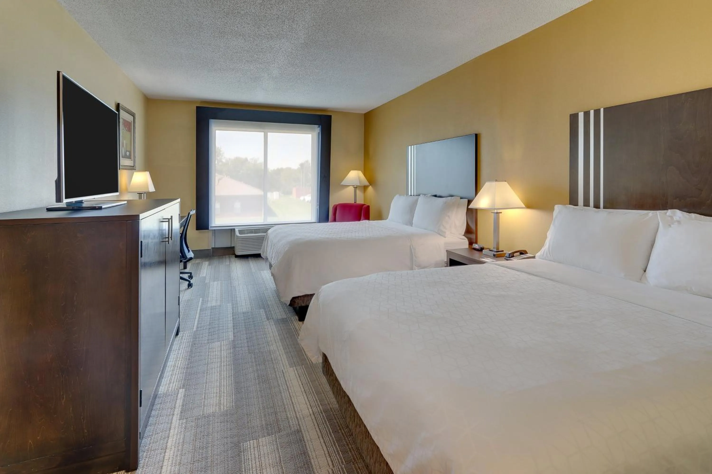 Photo of the whole room, Bed in Holiday Inn Express Hotel & Suites Richmond by IHG