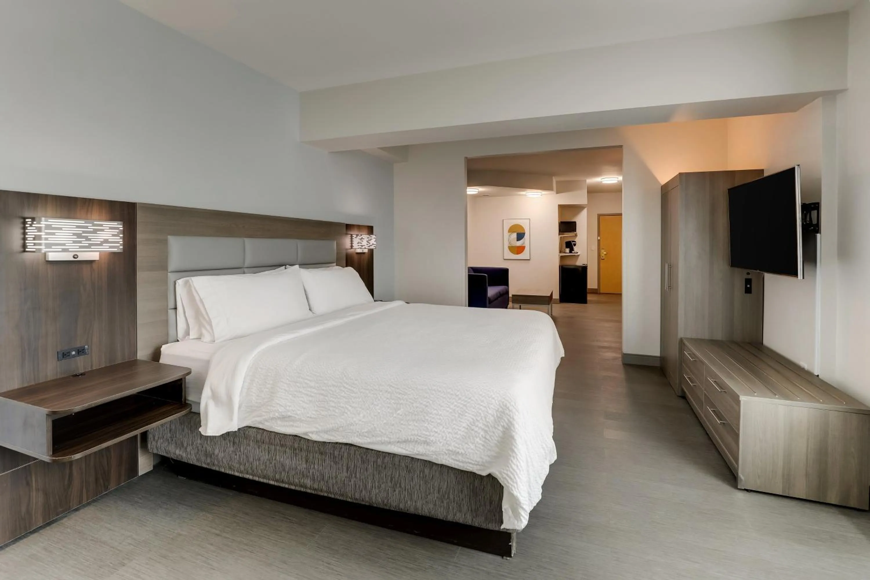 Photo of the whole room, Bed in Holiday Inn Express Hotel & Suites Richmond by IHG